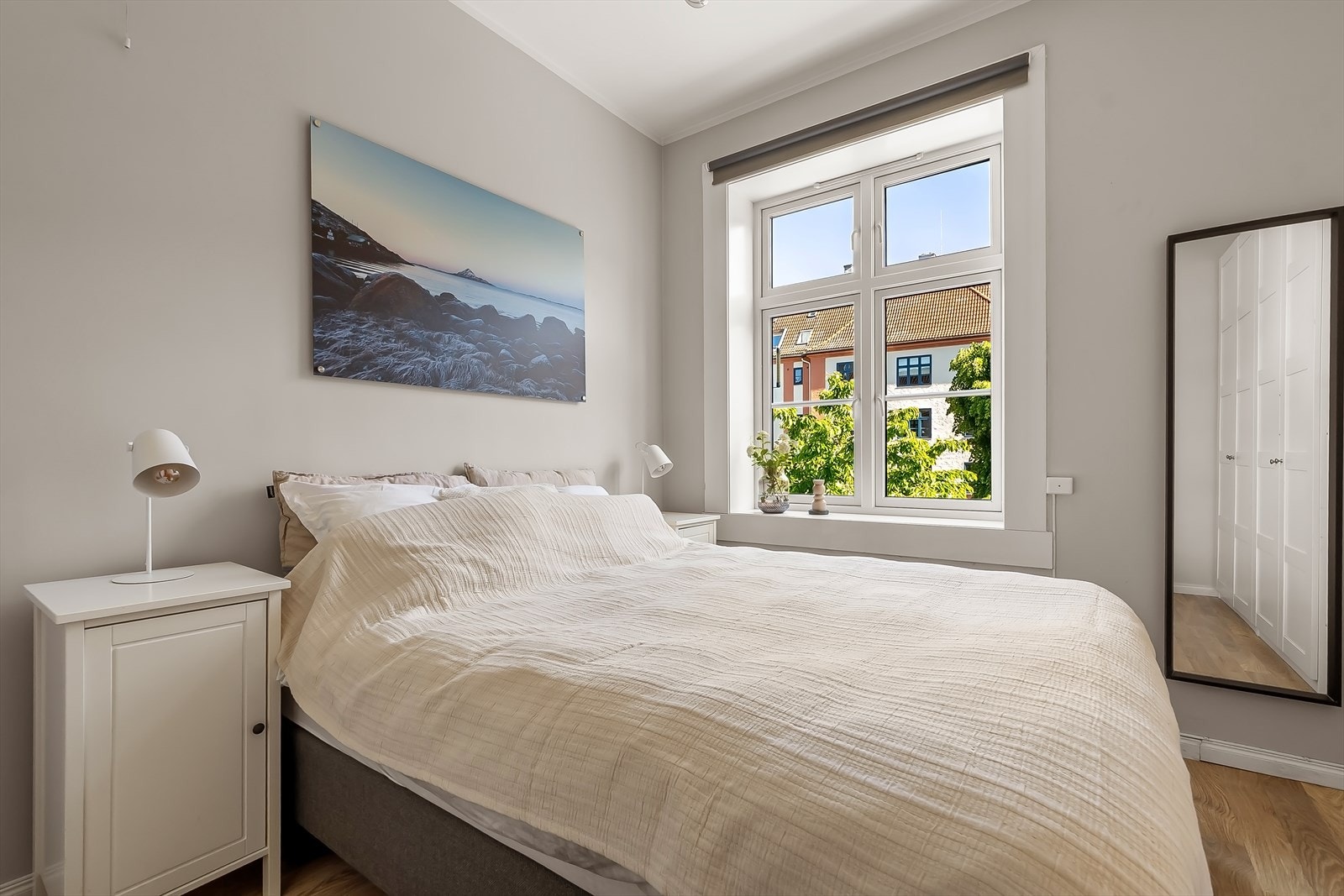 Romslig og lunt soverom med god plass til dobbeltseng, nattbord på hver side samt tilhørende møblement. Galleribilde