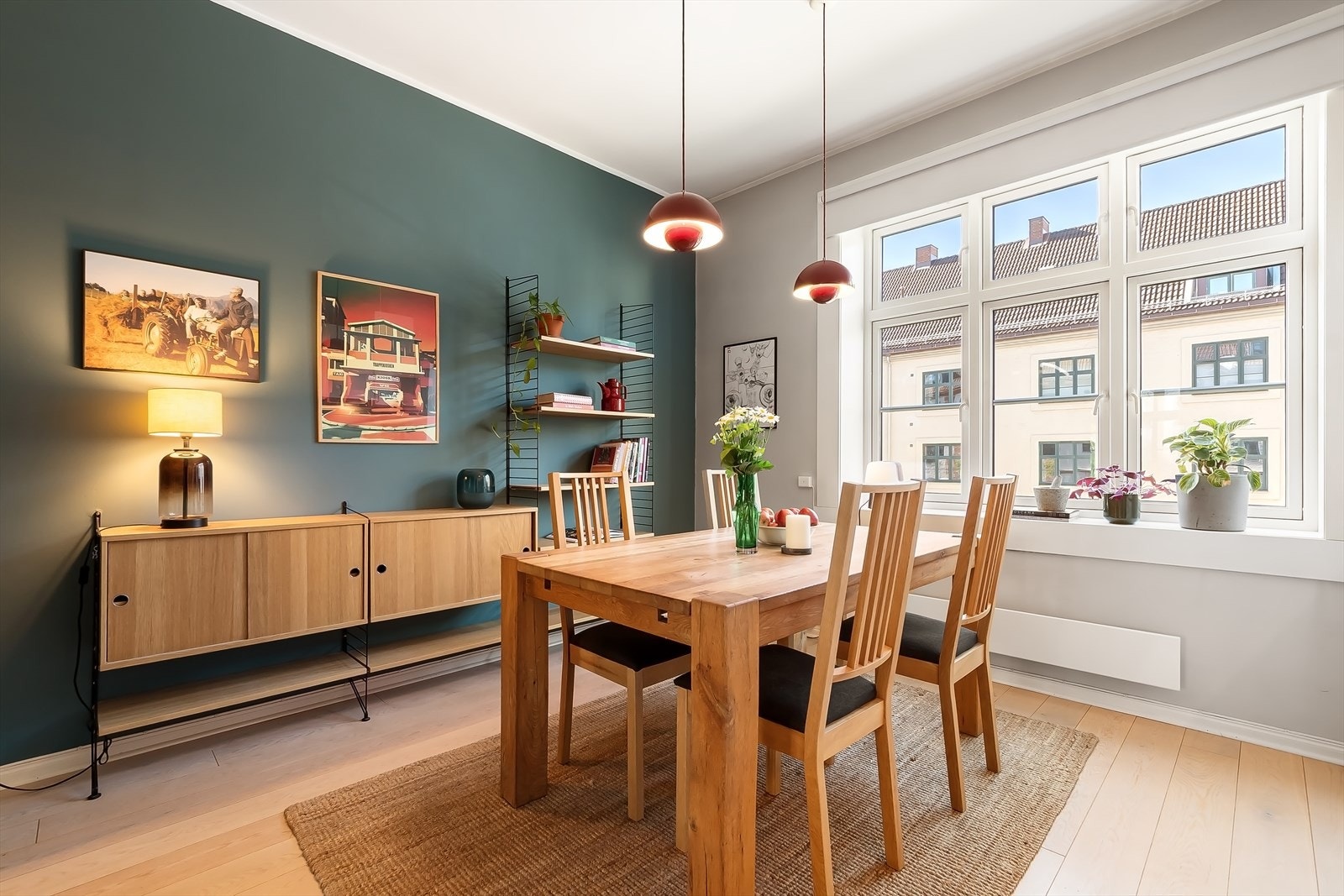 Det er god plass til å samle venner og familie til en hyggelig middag rundt spisebordet. Galleribilde
