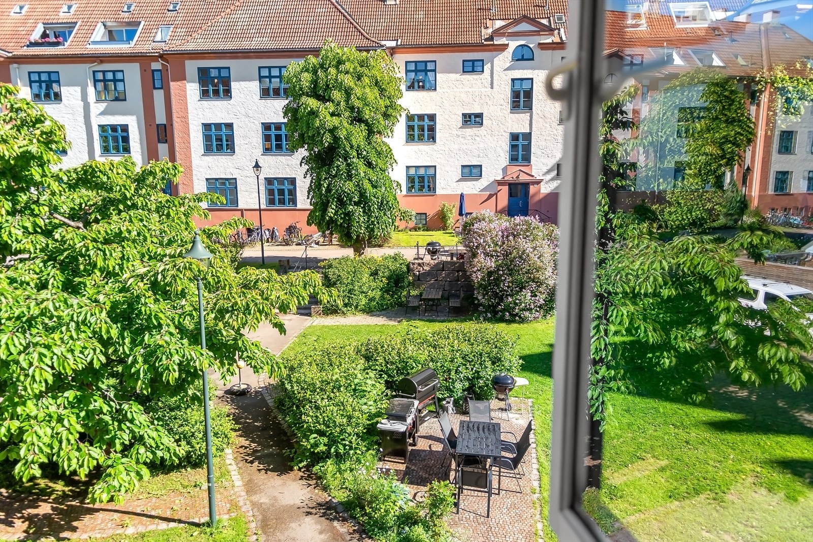 Fra stuevinduet er det nydelig utsikt mot den idylliske bakgården! Galleribilde