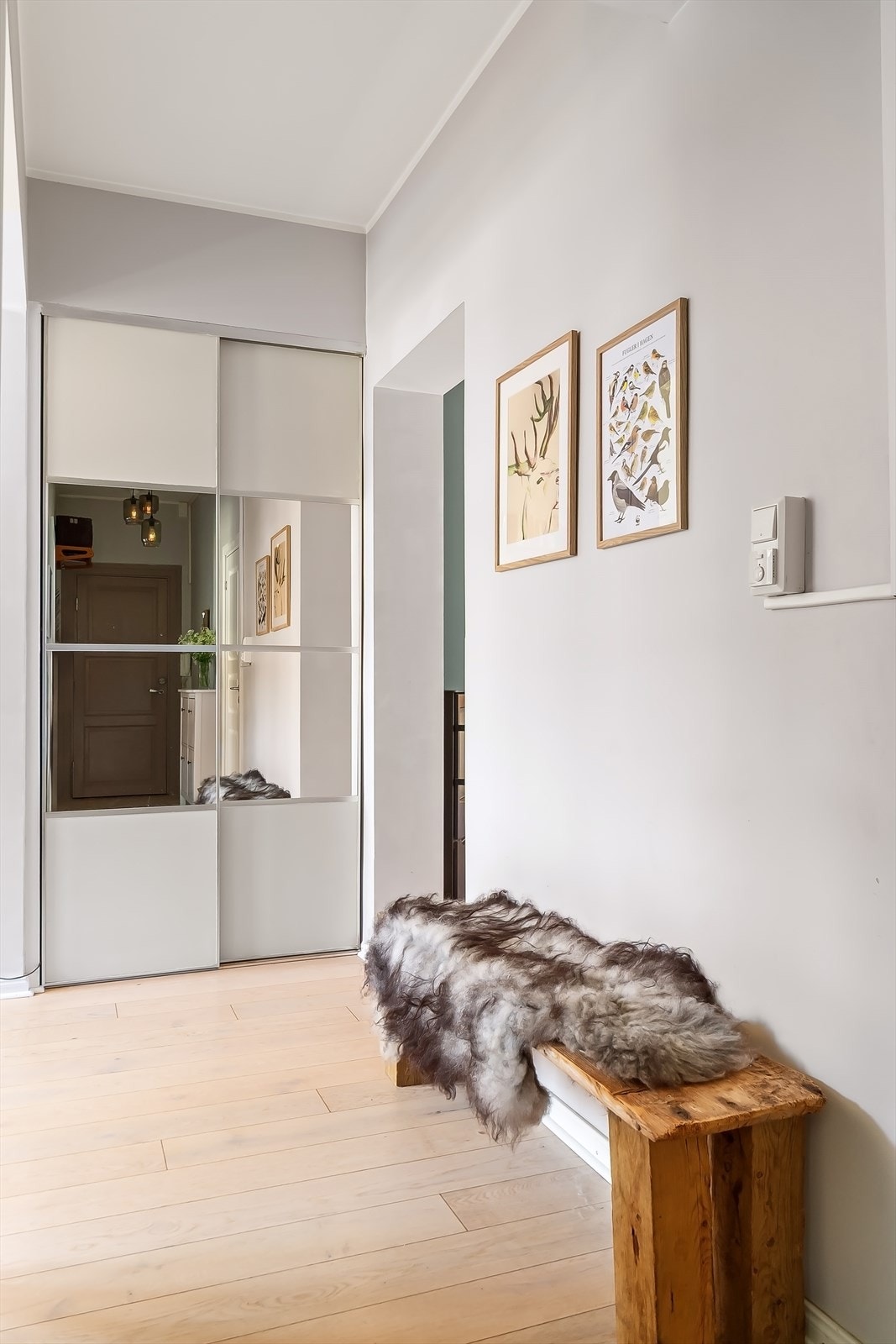 Innbydende entré med plassbygd skyvedørsgarderobe og gode oppbevaringsmuligheter for yttertøy og sko. Galleribilde