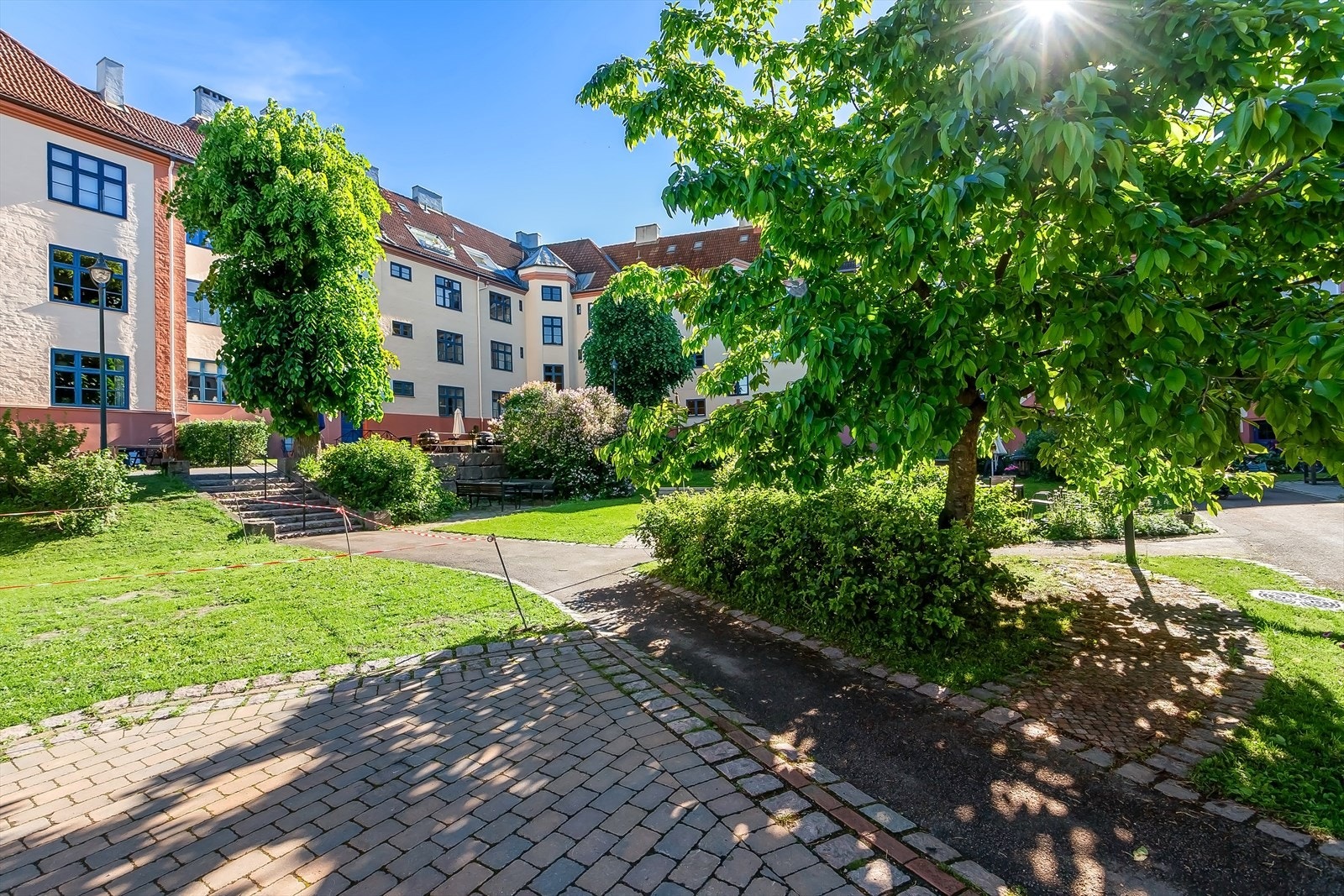Torshov Kv 9 Borettslaget 129 boligenheter fordelt på 18 oppganger. Bakgården er dekke av flott gressplener og et rikt planteliv. Galleribilde