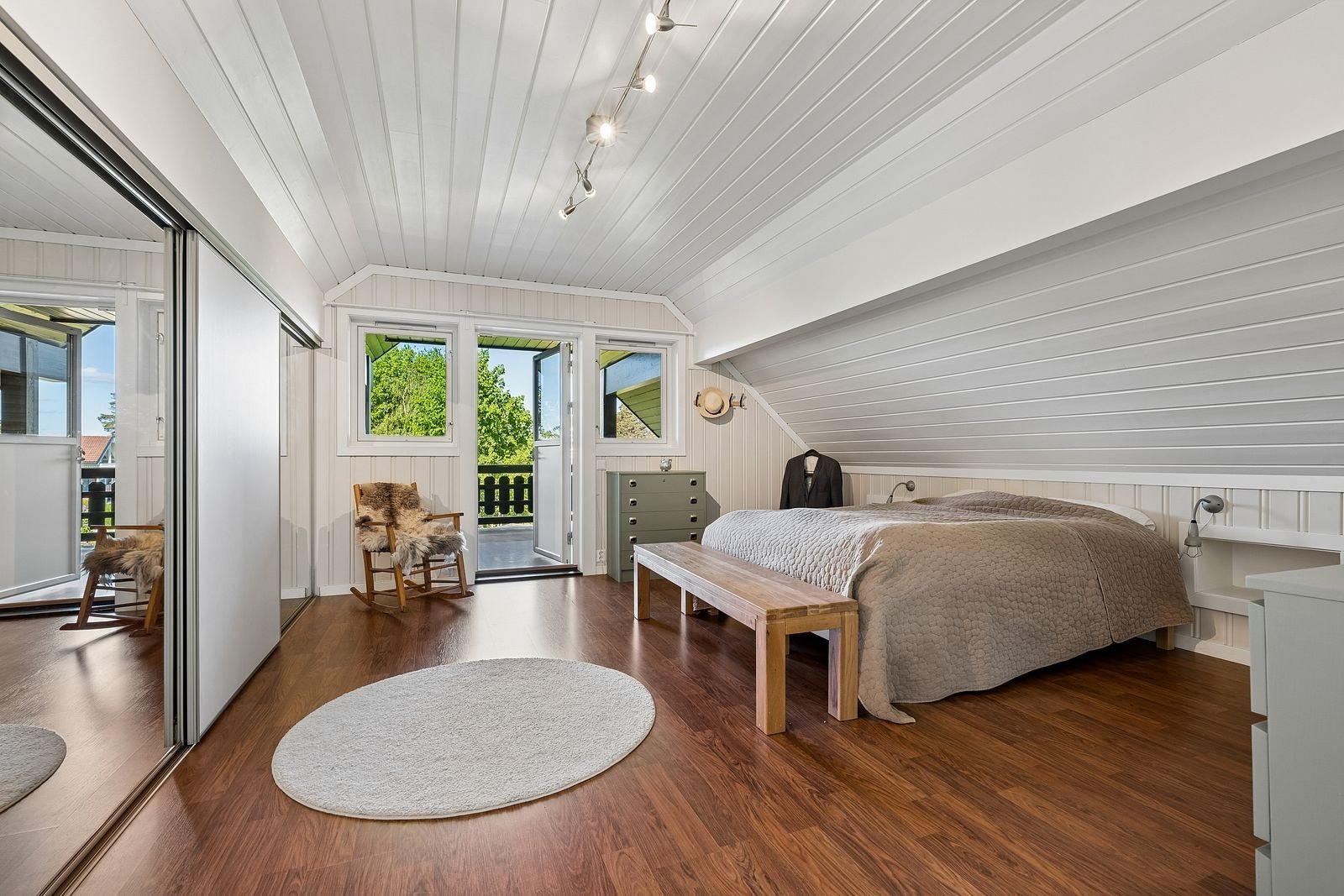 Hovedsoverom med skyvedørsgarderobe Galleribilde
