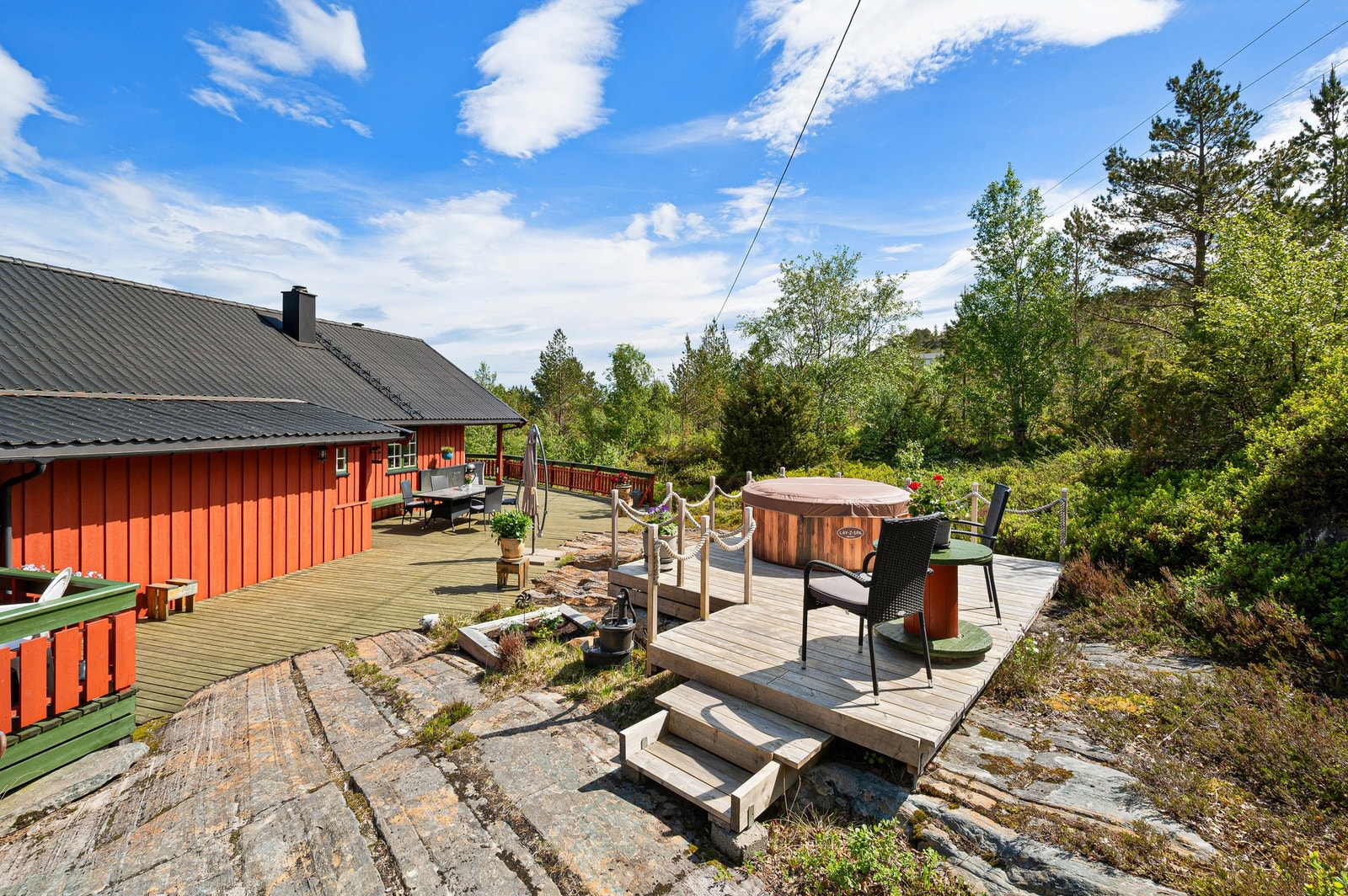 Hytten har en fantastisk beliggenhet i nærheten av sjøen. Galleribilde