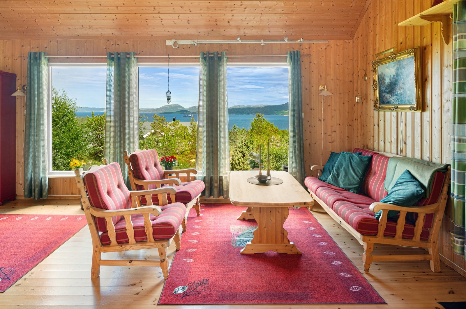 De store vindusflatene sikrer rikelig med naturlig lysinnslipp i rommet. Galleribilde