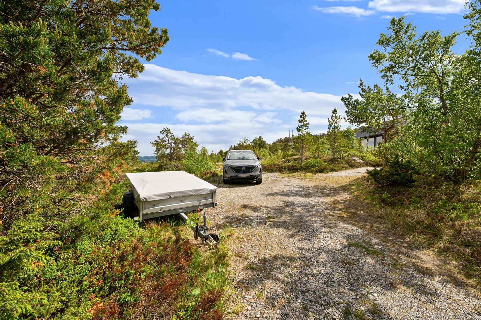 Hytten har gode parkeringsmuligheter på oppstillingsplass på egen tomt. Galleribilde