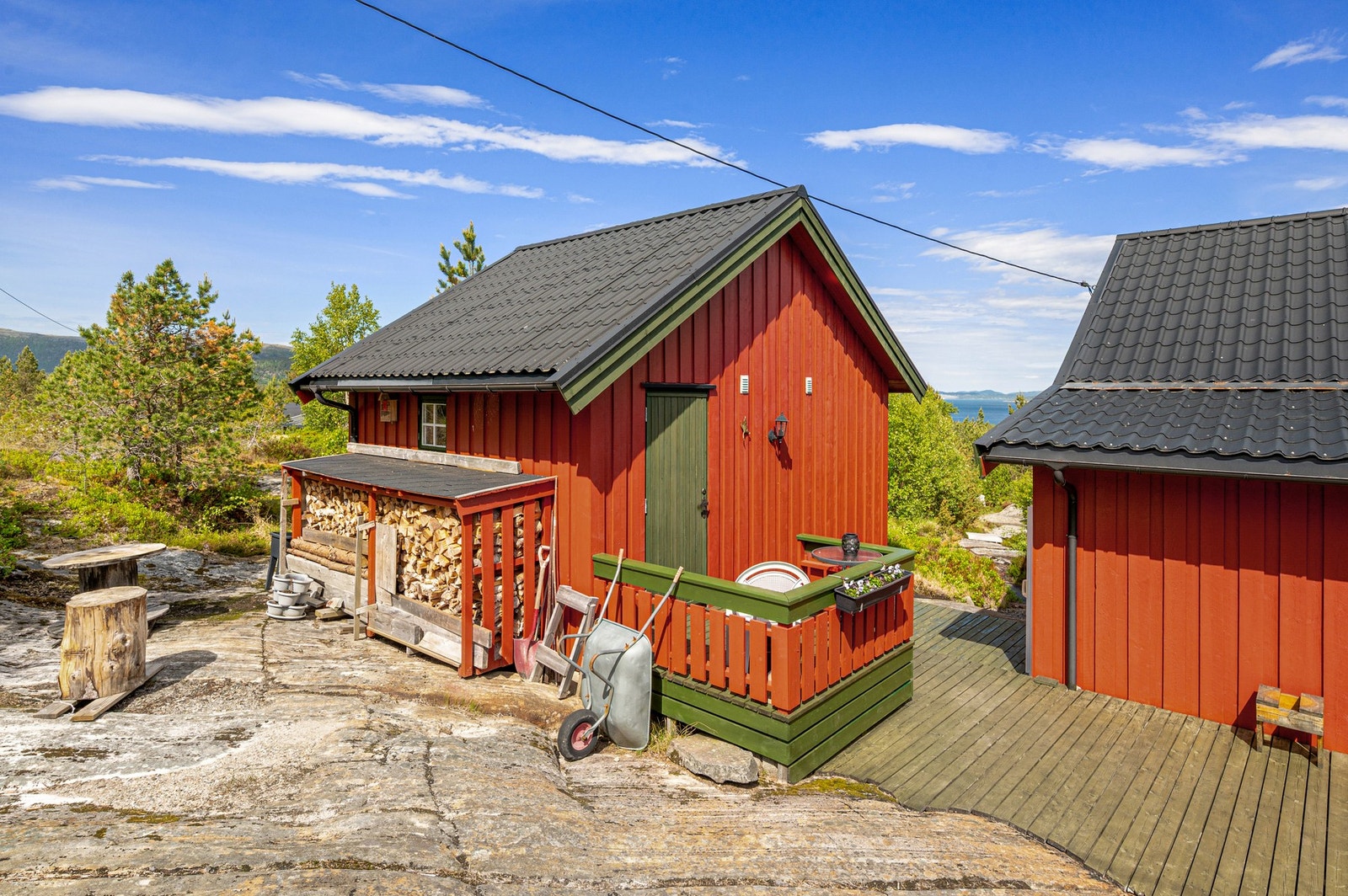 Hytten har et praktisk anneks for ekstra oppbevaringsplass. Galleribilde