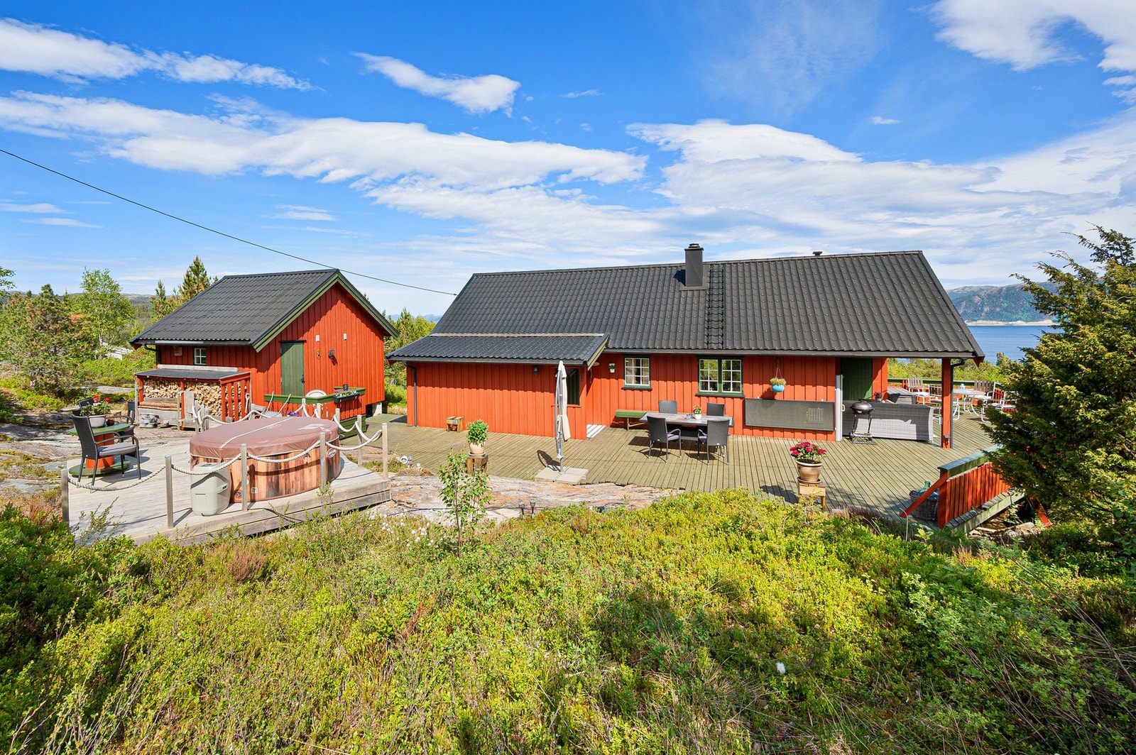 Ved bommen er det både lekeplass for de små og grillplass. Galleribilde