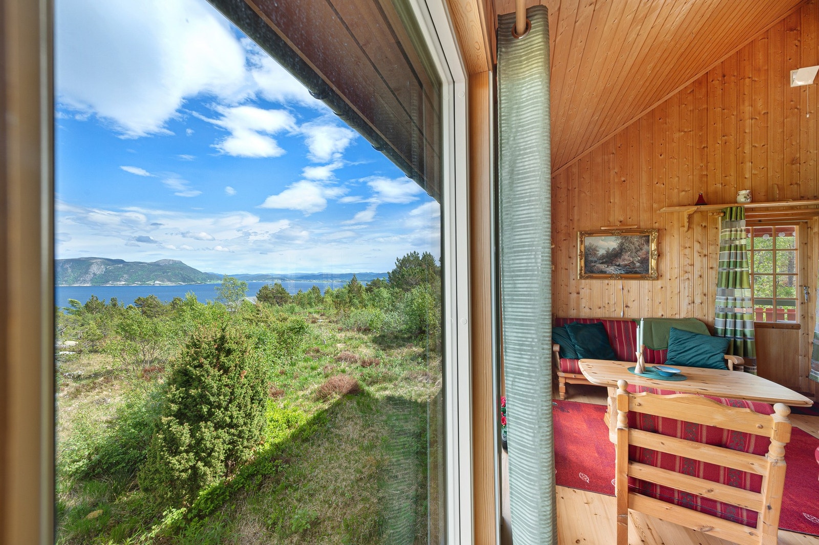 Rett utenfor stuen har du fantastiske grøntområder. Galleribilde
