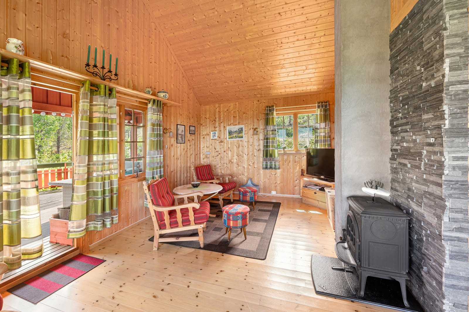 På stuen er det en praktis vedovn som gir god varme på vintrerhalvåret. Galleribilde