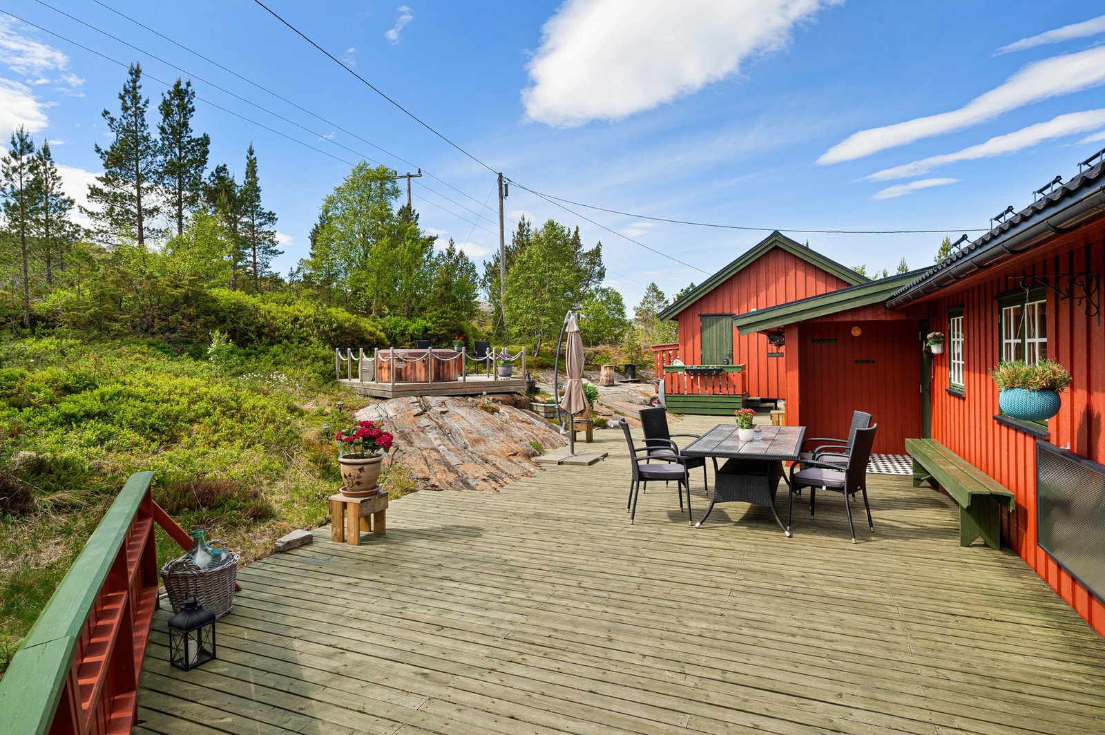 Hytten har et fantastisk uteområde med totalt 100 kvm av terrasseareal. Galleribilde
