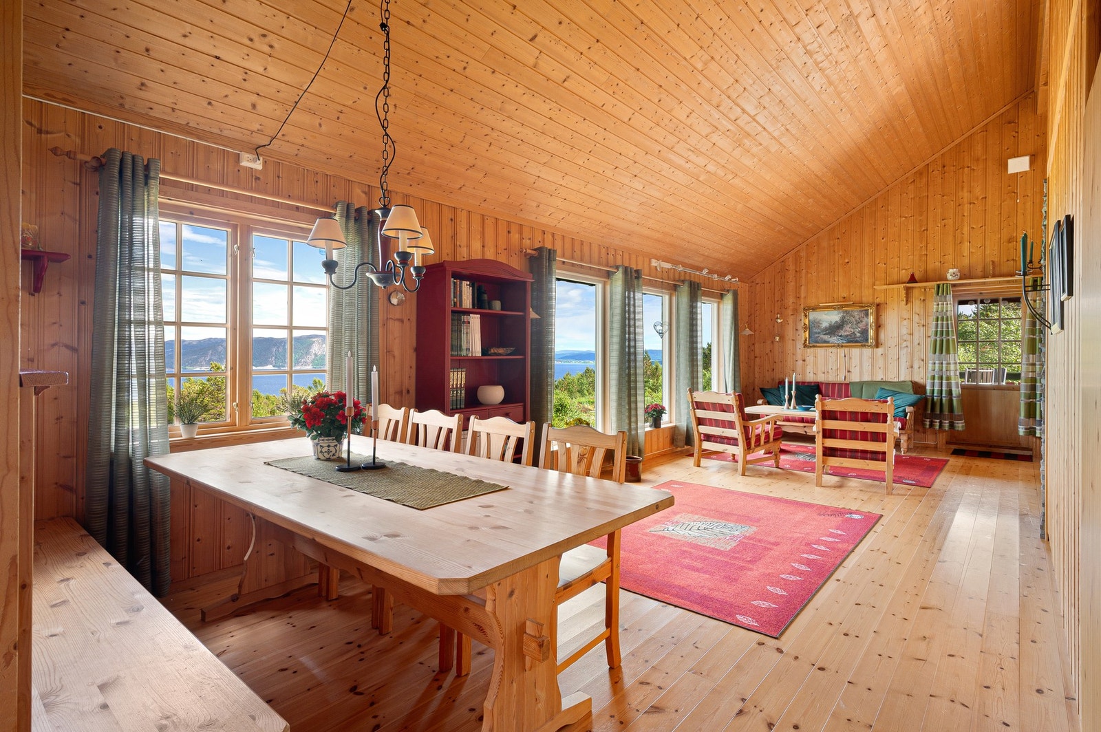 Pen og romslig hytte i populære Nordåsen hyttefelt. Galleribilde
