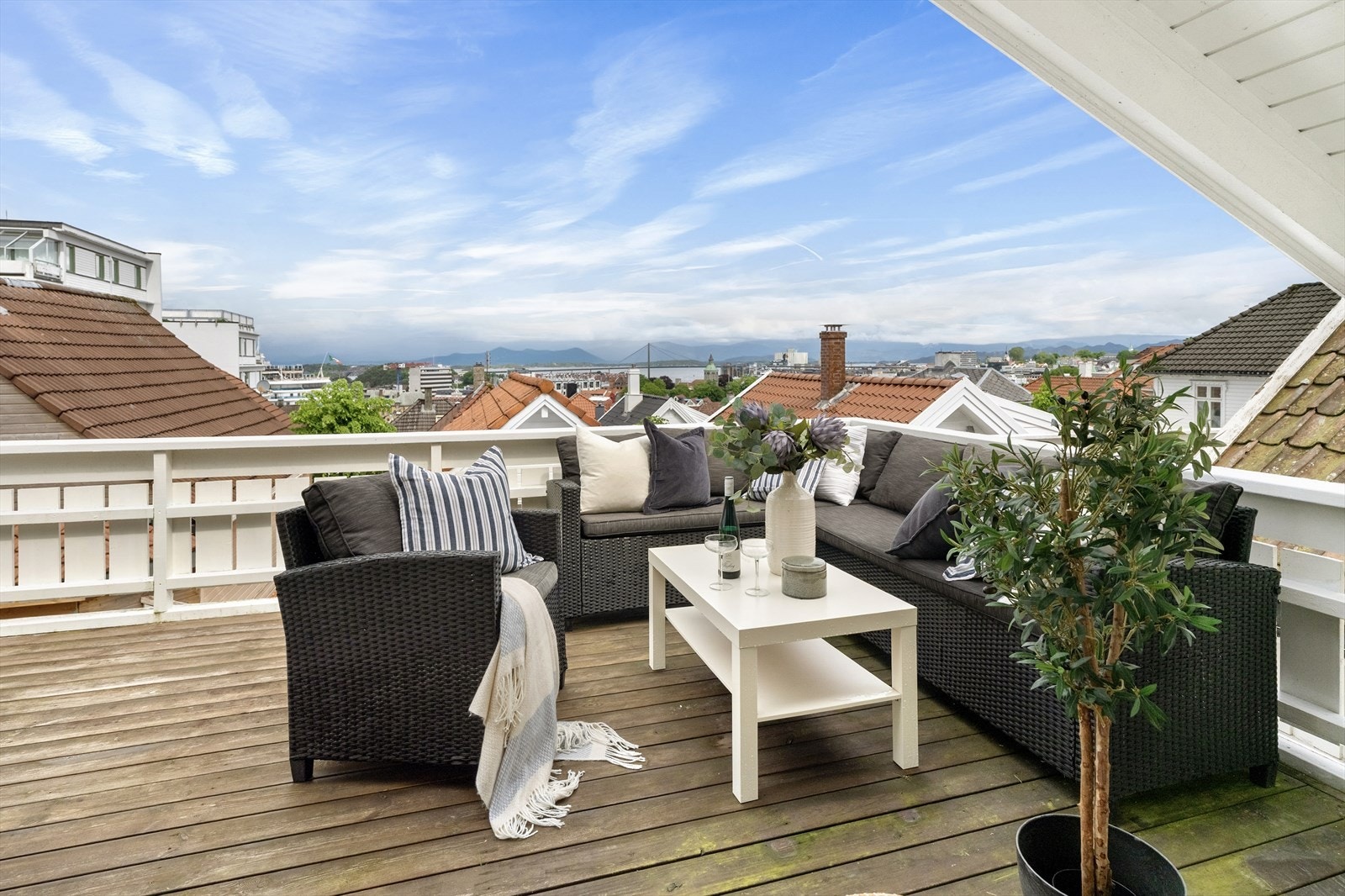 Fra stuen er det utgang til en herlig og skjermet terrasse som fungerer som en naturlig forlengelse av oppholdsrommet i sommerhalvåret. Galleribilde