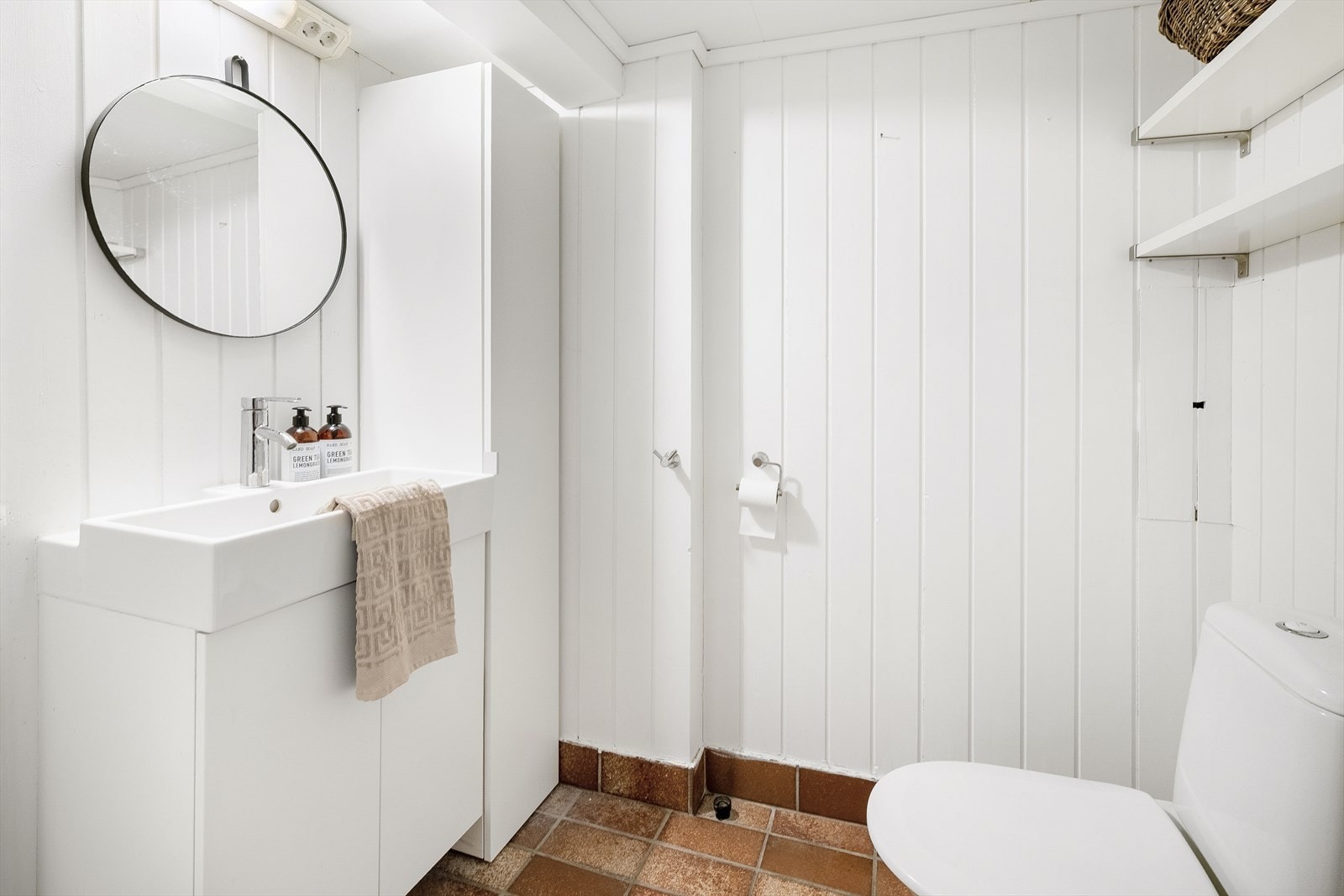Etasjen rommer også et separat toalettrom med opplegg for vaskemaskin. Galleribilde