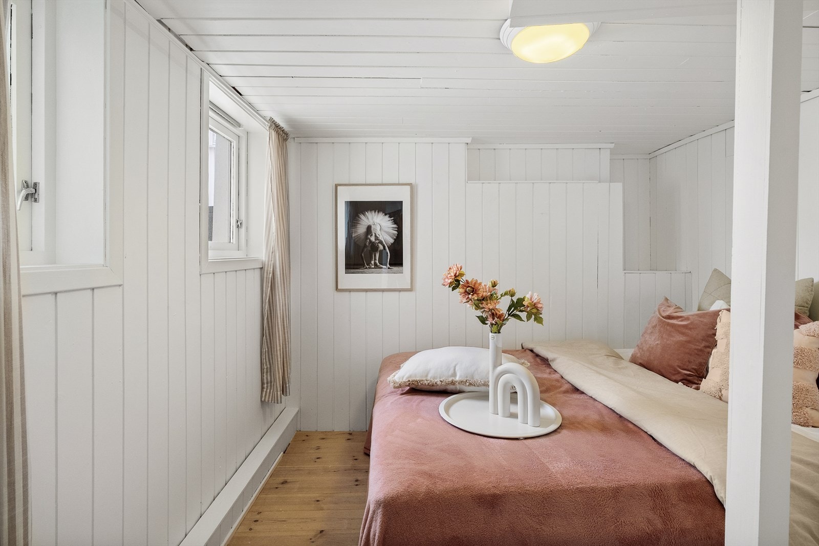 Videre finner du et soverom. Megler har ikke originale byggetegninger fra byggeår og har ikke anledning til å sjekke planløsning. Det foreligger en nyere tegning på endring senere i tid hvor dette soverommet ikke er tegnet inn. Galleribilde