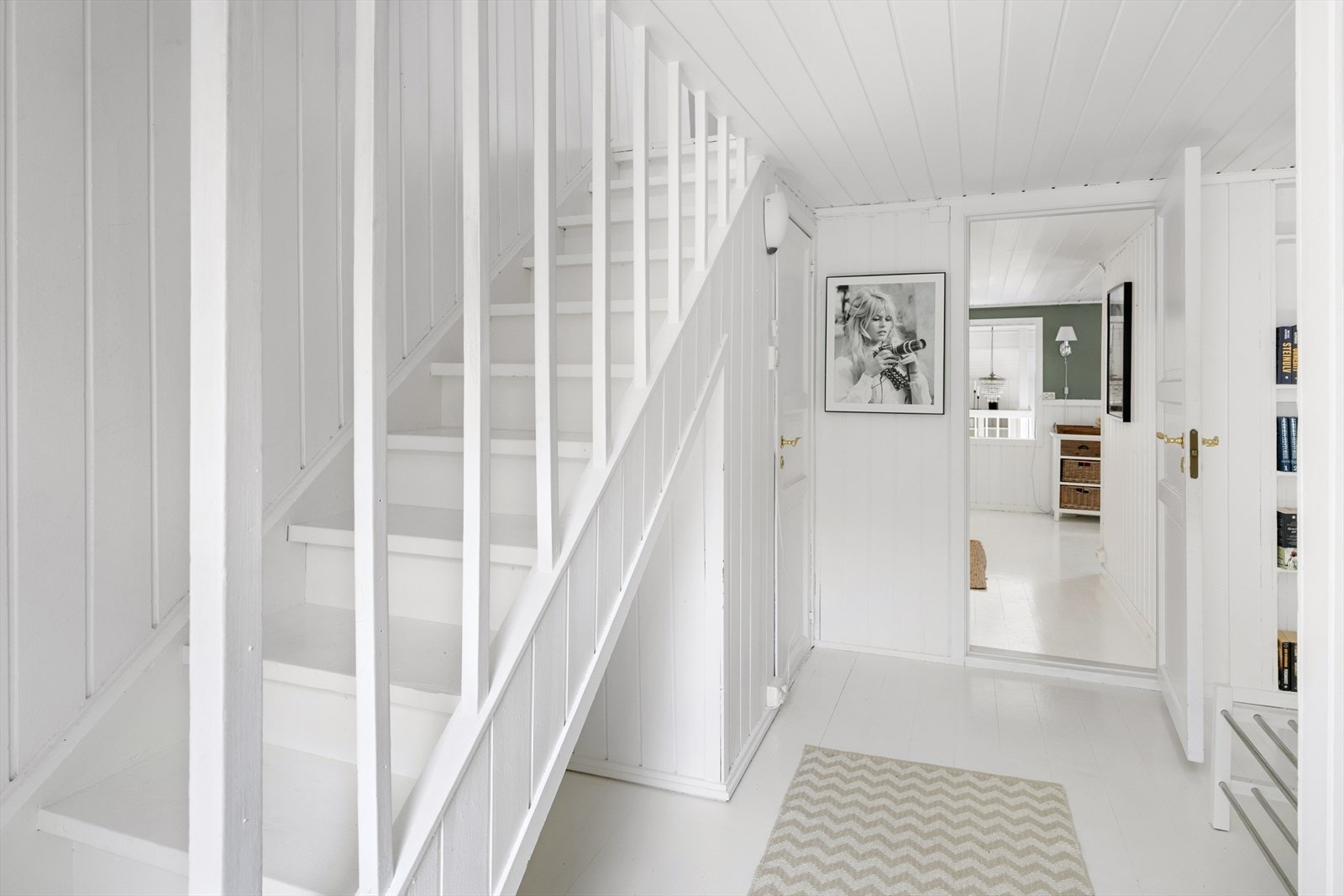 Her møtes du av lyse fargetoner på veggene og tregulv som skaper en varm og helhetlig atmosfære i boligen. Galleribilde