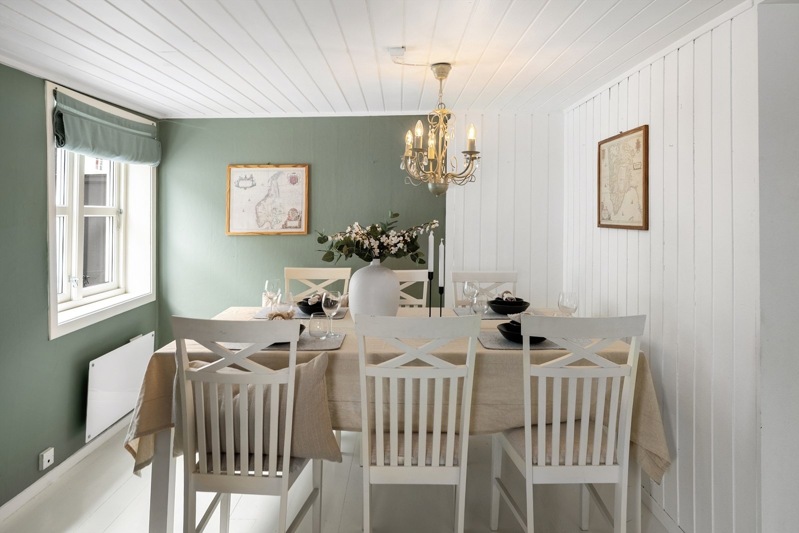 Rommet preges av flotte tregulv og med god plass til spisebord. Galleribilde