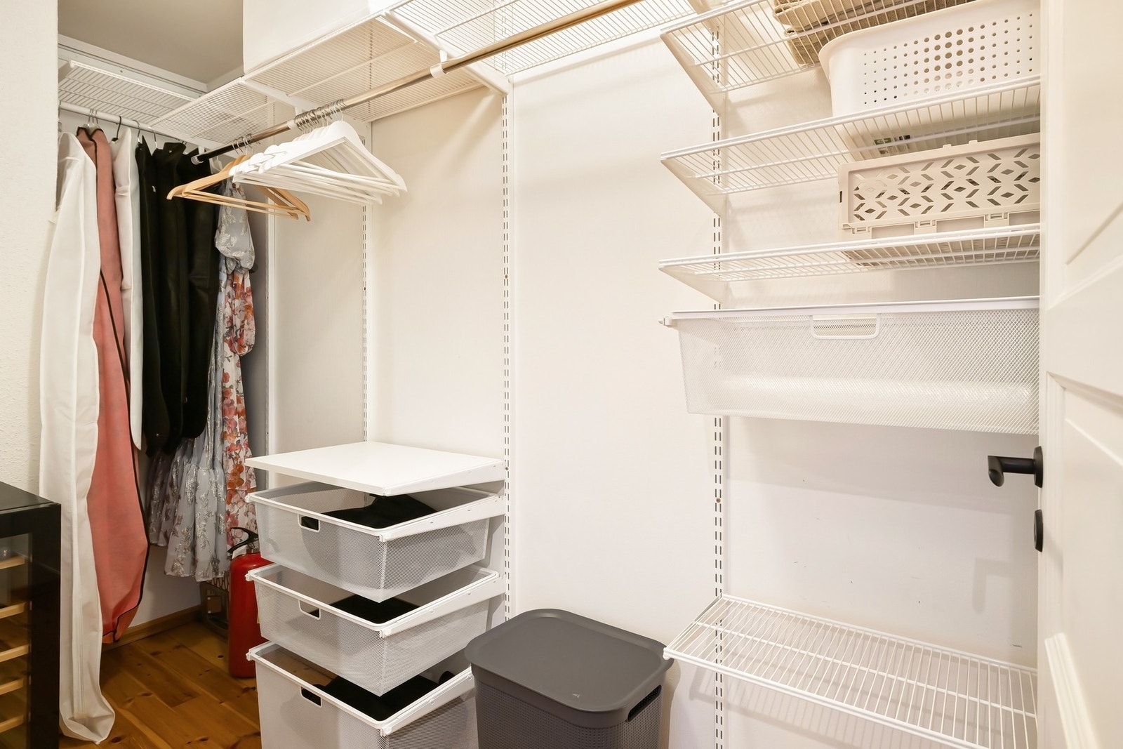 Walk in garderobe gir gode lagringsmuligheter Galleribilde