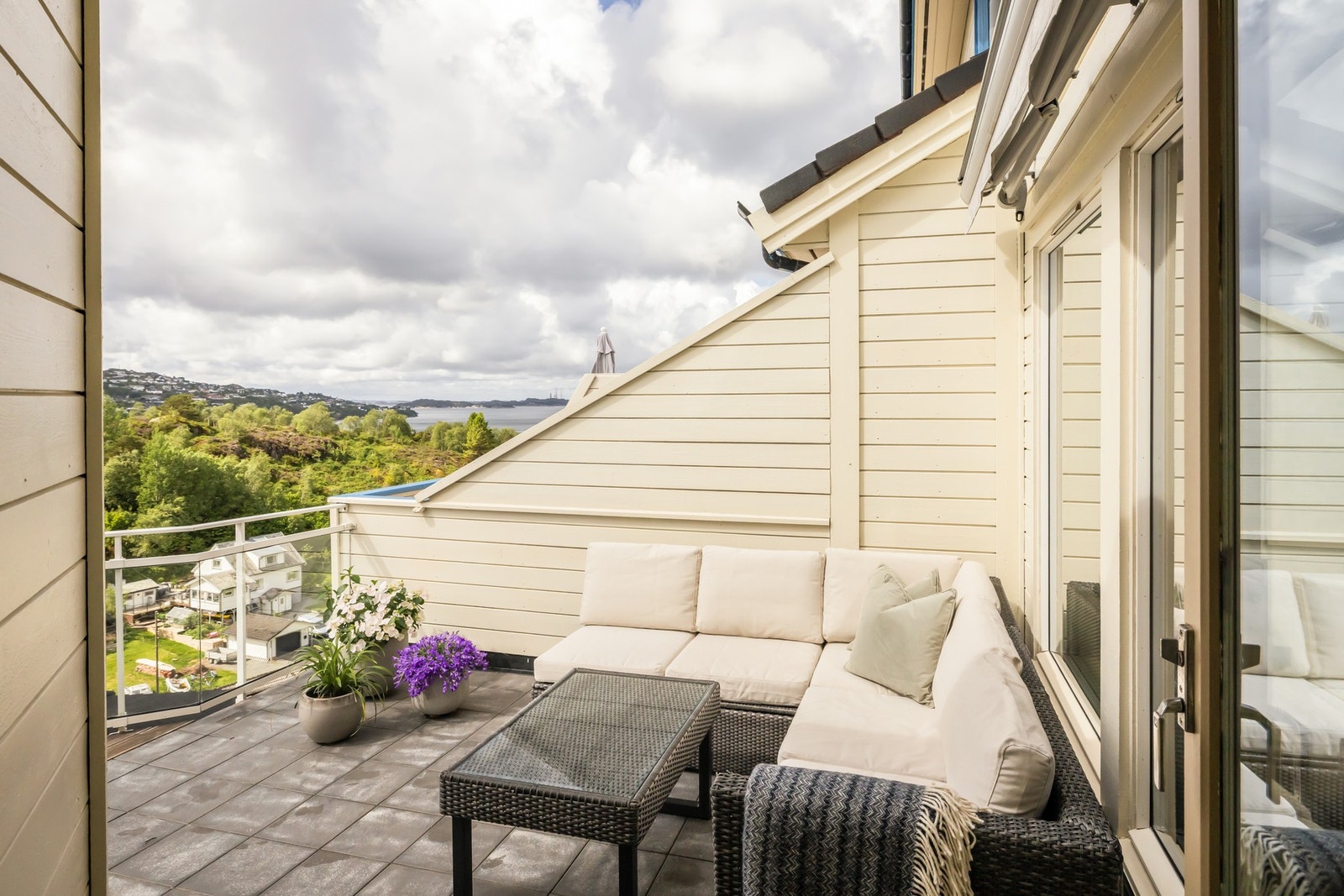 Utgang til terrasse fra stue Galleribilde