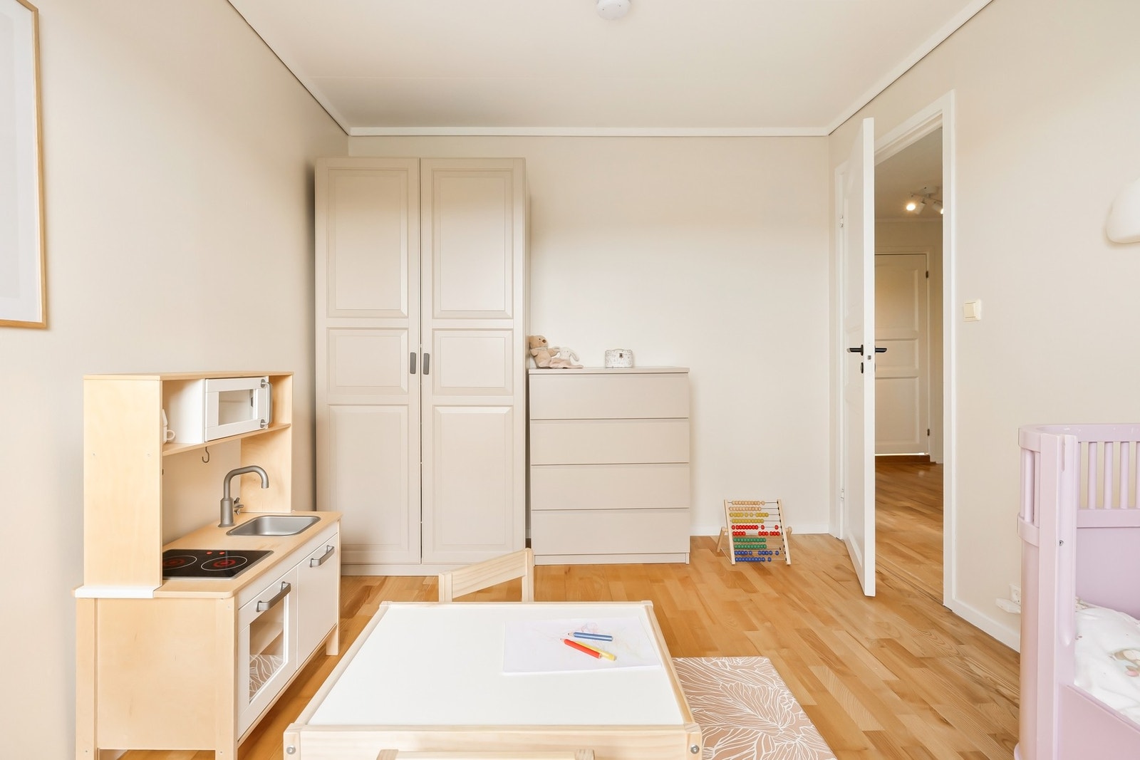 I likhet med de andre soverommene, har rommet god plass til seng av ønsket størrelse, nattbord, garderobe og annet passende møblement Galleribilde