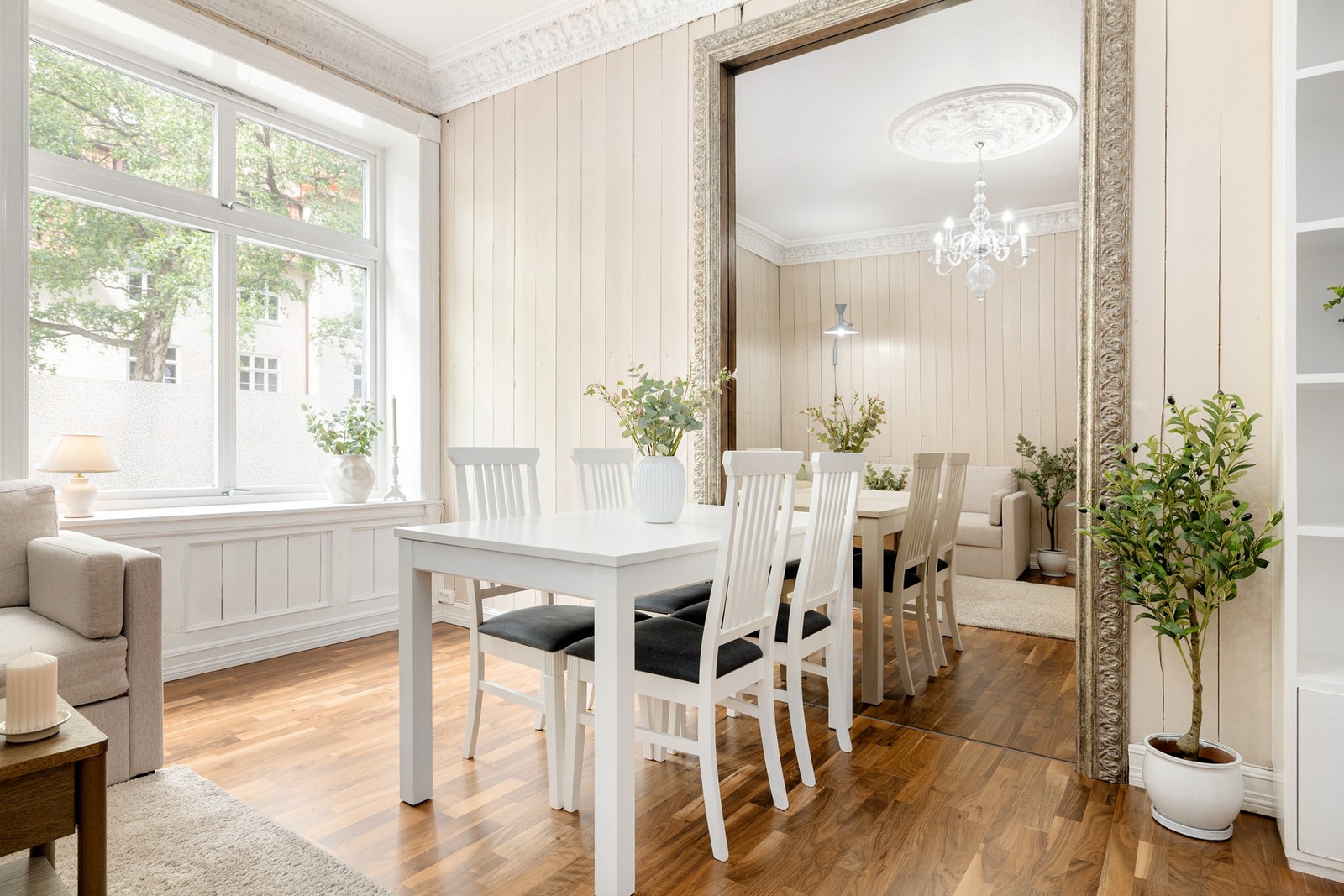 Gode møbleringsmuligheter med god plass til sofa, spisebord og TV med tilhørende møblement. Galleribilde