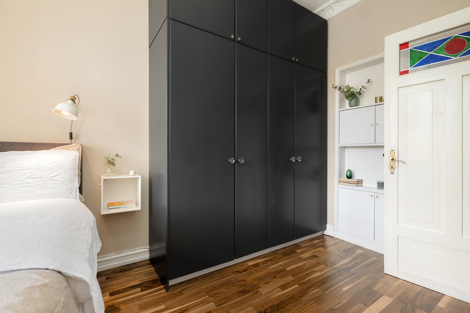 Hovedsoverom vender mot bakgård. Galleribilde