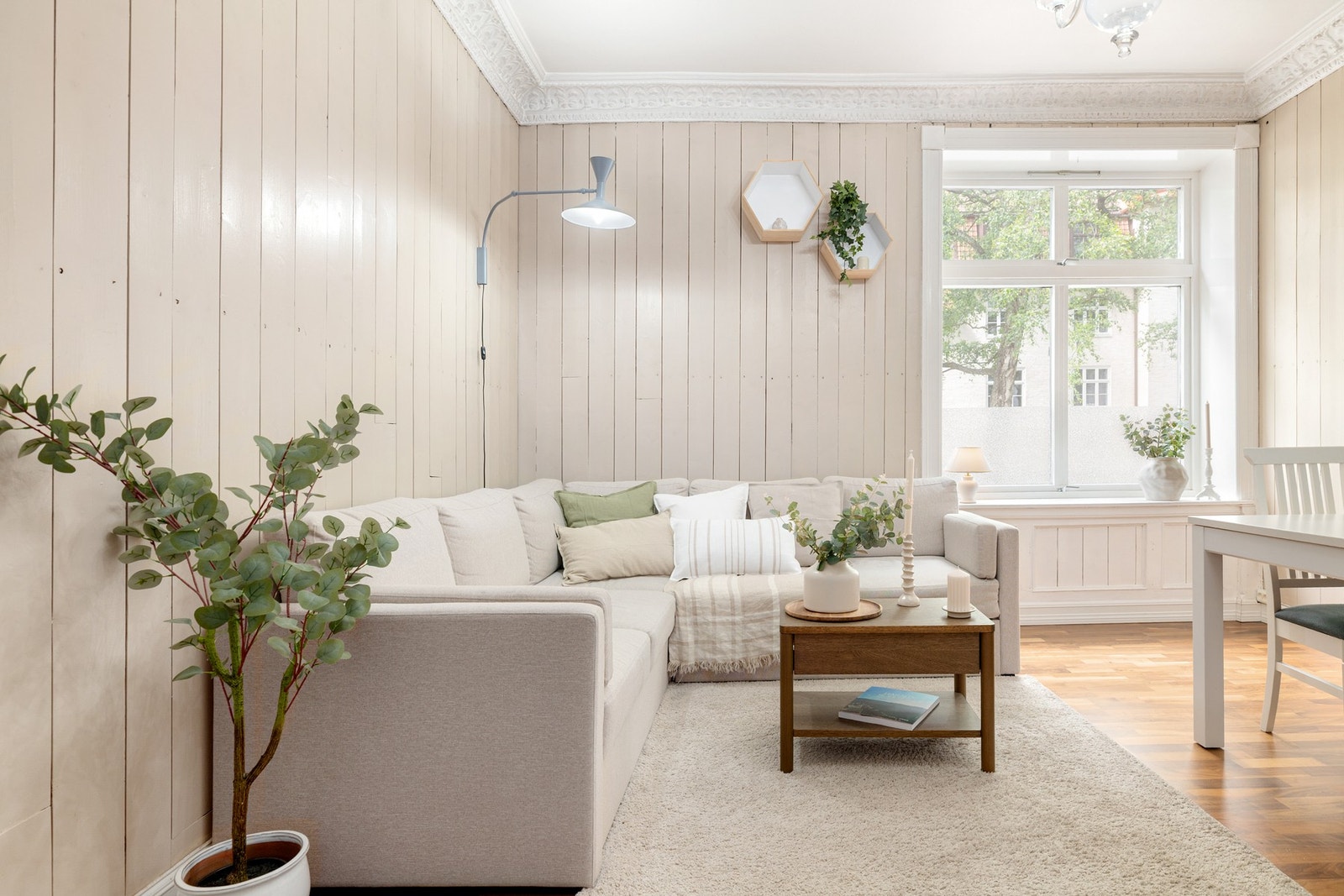 Den gode takhøyden, kombinert med store vindusflater sørger for en herlig atmosfære. Galleribilde