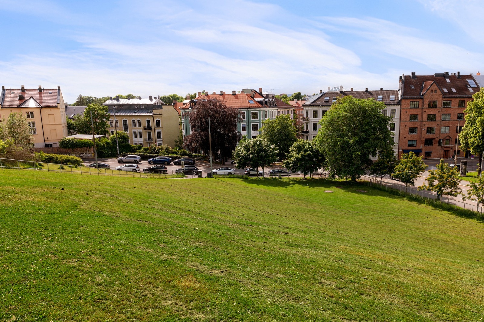 Innenfor gangavstand ligger både Idioten park, St. Hanshaugen, Stensparken med flere parker. Galleribilde