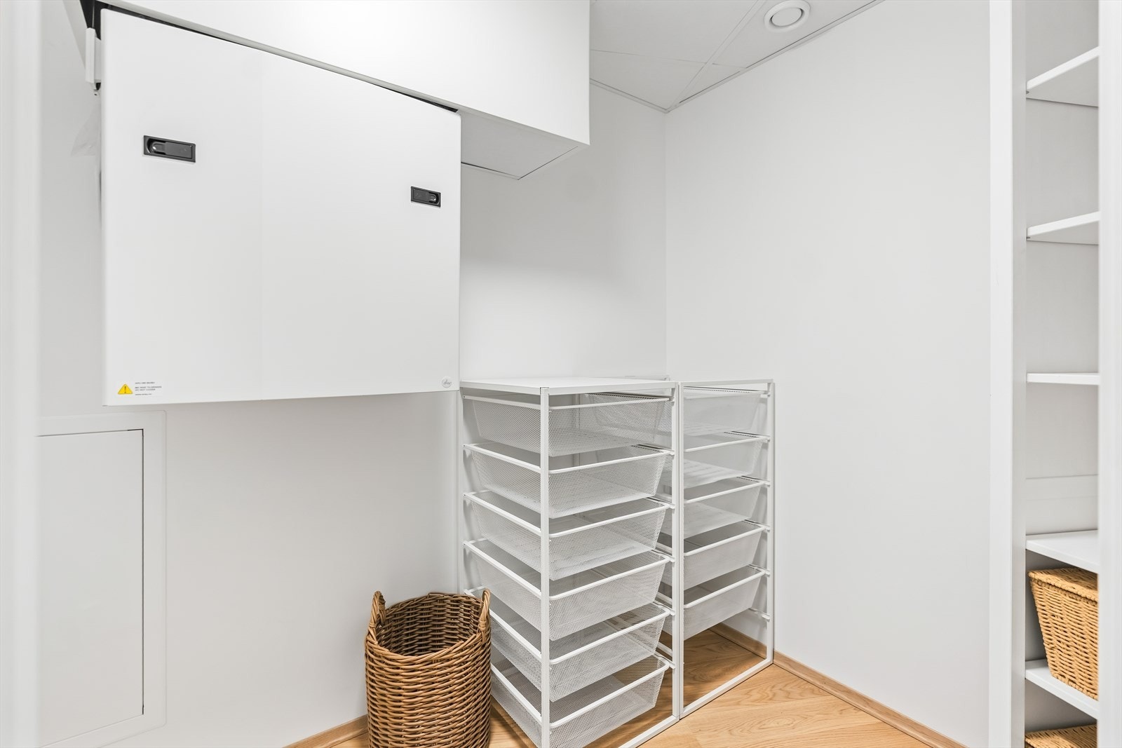 Det er tilgang til en svært praktisk innvendig bod med mye lagringsplass. I tillegg disponeres en kjellerbod på 5 m². Galleribilde