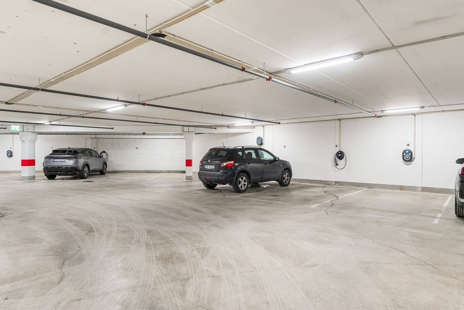 Leiligheten disponerer parkeringsplass, og det er montert elbillader på plassen. Galleribilde