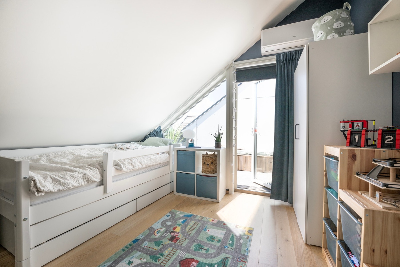Det tredje soverommet har en hyggelig utforming med skråtak, god gulvflate og direkte utgang til egen terrasse. Galleribilde