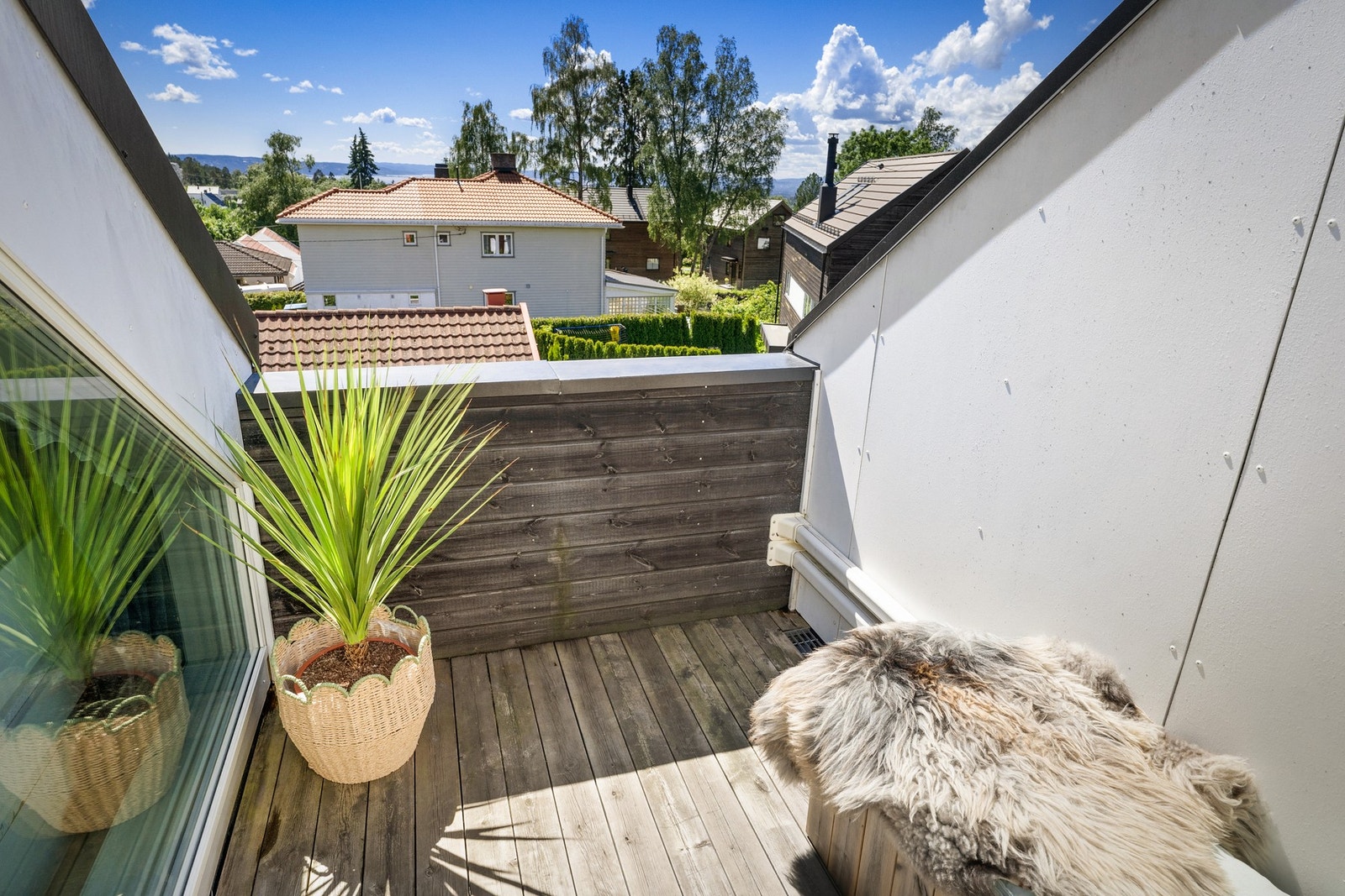 Terrassen i 3. etasje gir en fin, privat uteplass med gode solforhold og utsyn over nærområdet. Galleribilde