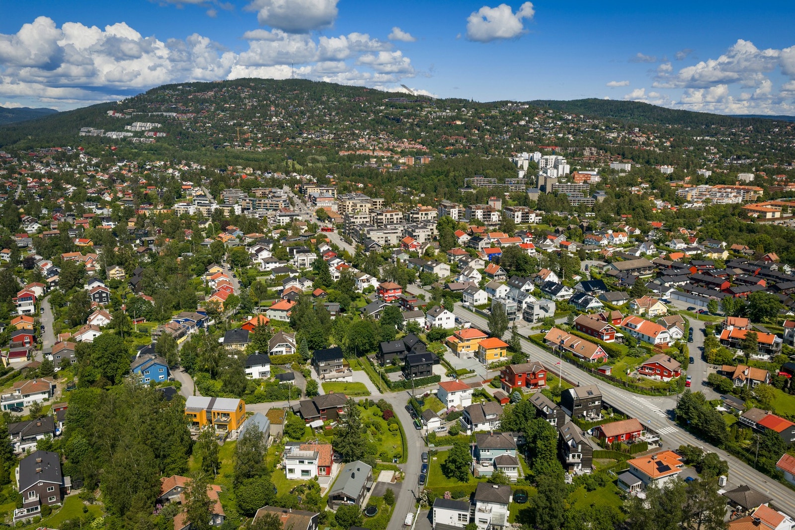 Beliggenheten kombinerer nærhet til byen med kort vei til marka og rekreasjonsområder, med blant annet Lysakerelva, Mærradalen og Bogstad innen rekkevidde. Galleribilde