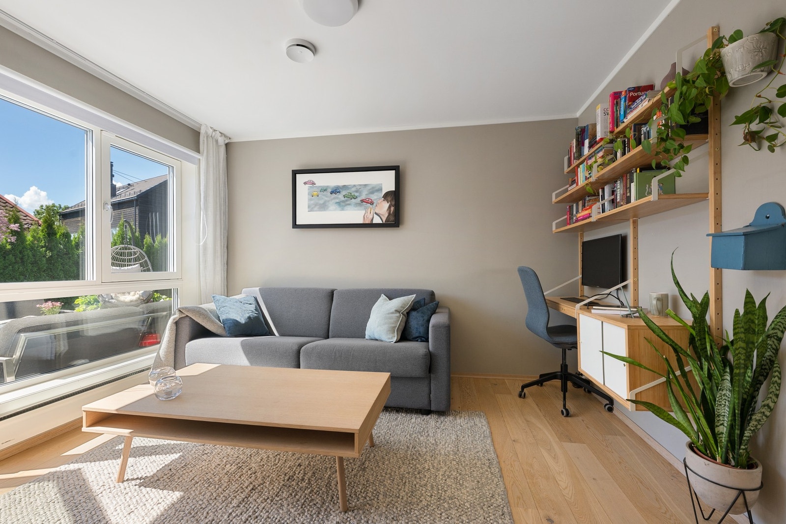TV-stuen i 1. etasje er et fleksibelt rom med store vindusflater og direkte utgang til hage og terrasse. Galleribilde