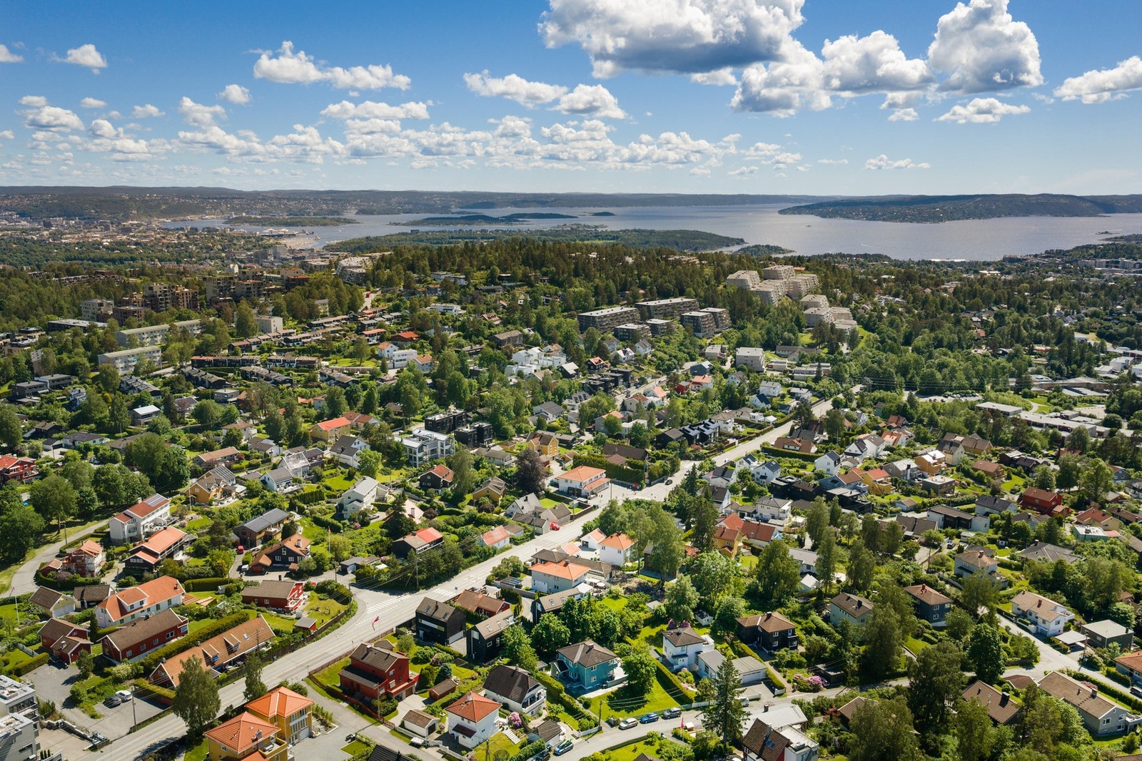 Grønne og luftige omgivelser preger området, samtidig som man bor sentralt på Røa med kort vei til skole, barnehager, butikker og offentlig kommunikasjon. Galleribilde