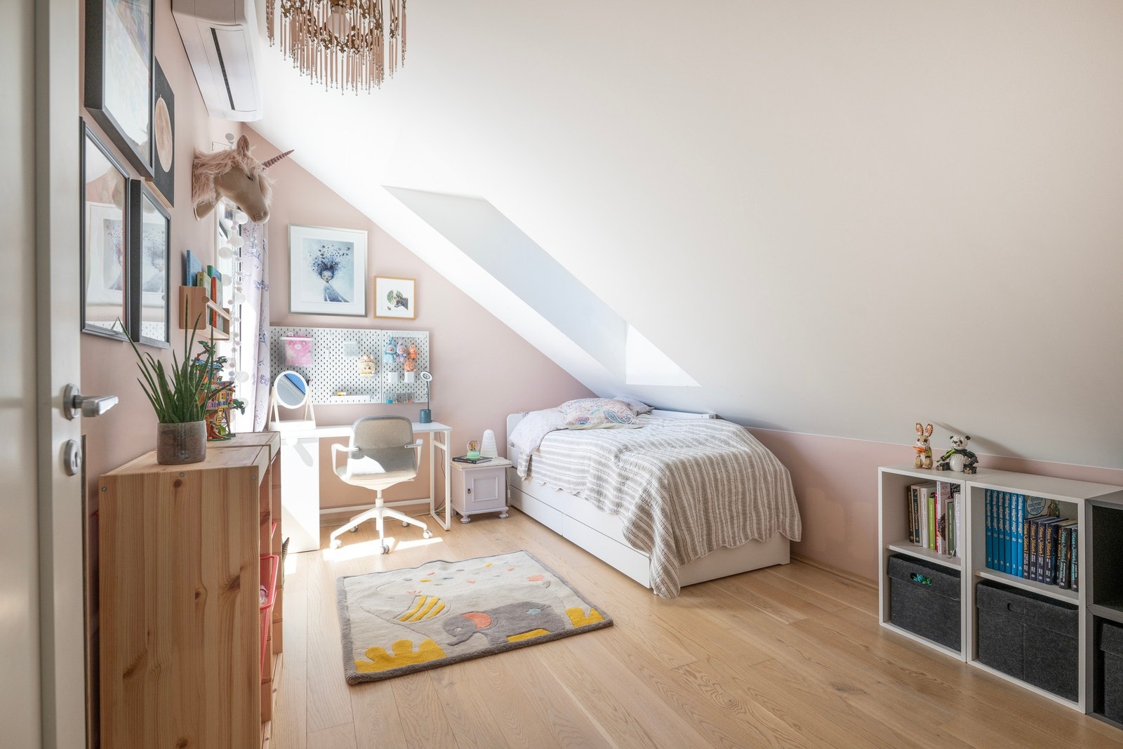 Soverom nummer to har god størrelse, pent lysinnslipp og en lun plassering i etasjen. Det er montert aircondition/varmepumpe på soverommene i 3. etasje. Galleribilde