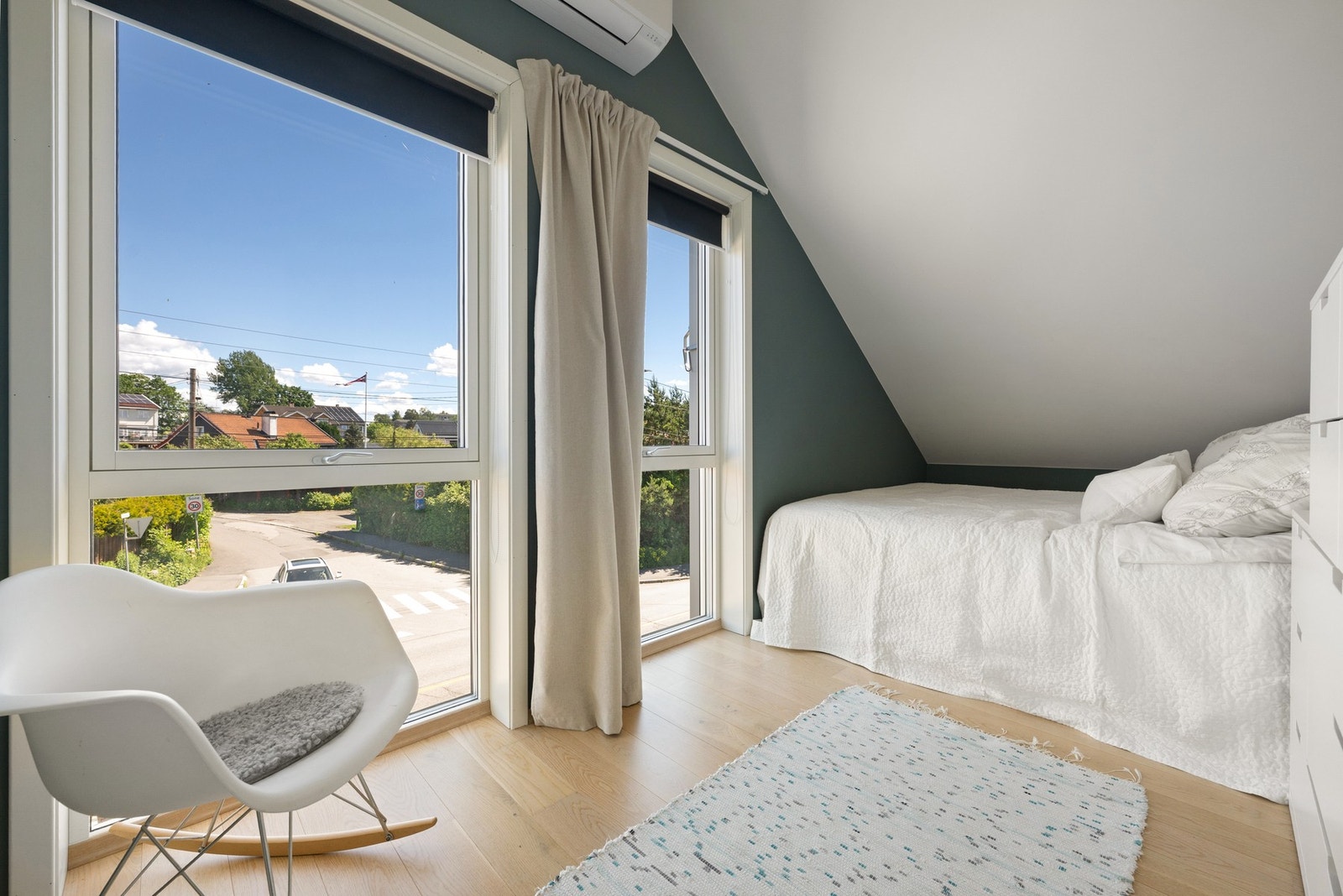 I 3. etasje ligger boligens soveromssone, med tre soverom samlet på ett plan. En praktisk og familievennlig løsning, samtidig som rommet har store vindusflater, godt lysinnslipp og luftige kvaliteter. Galleribilde