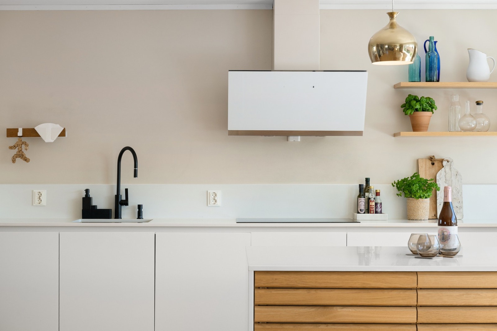 Benkeplaten er utført i Quartz kompositt fra Nerostone, med underlimt kum, matt sort armatur fra Blanco, komfyrvakt og aquastop/lekkasjevarsler. Galleribilde