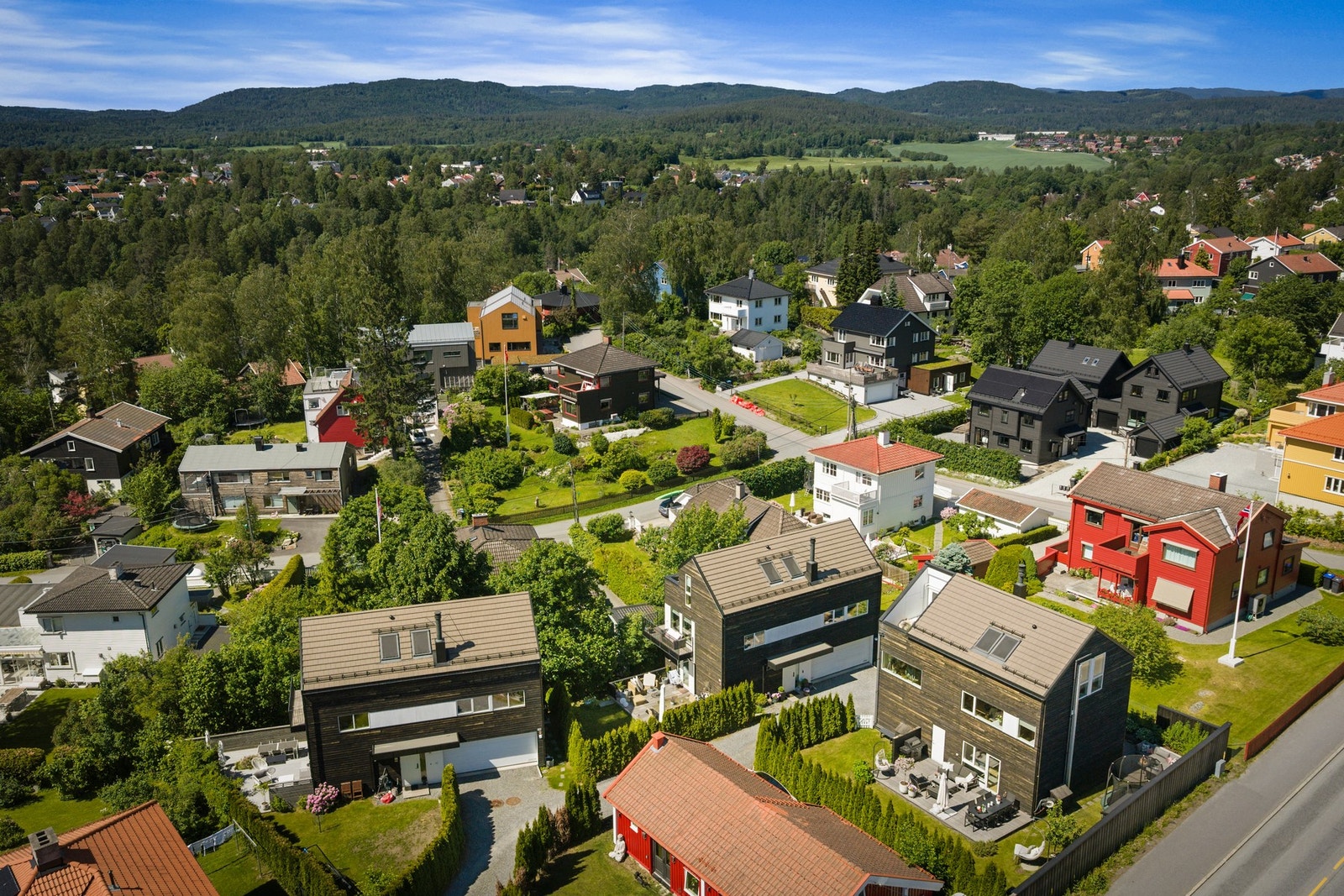 Attraktiv beliggenhet på Røa, omgitt av grønne områder og småhusbebyggelse, med kort vei til både Lysejordet skole, Røa sentrum og kollektivtilbud. Galleribilde