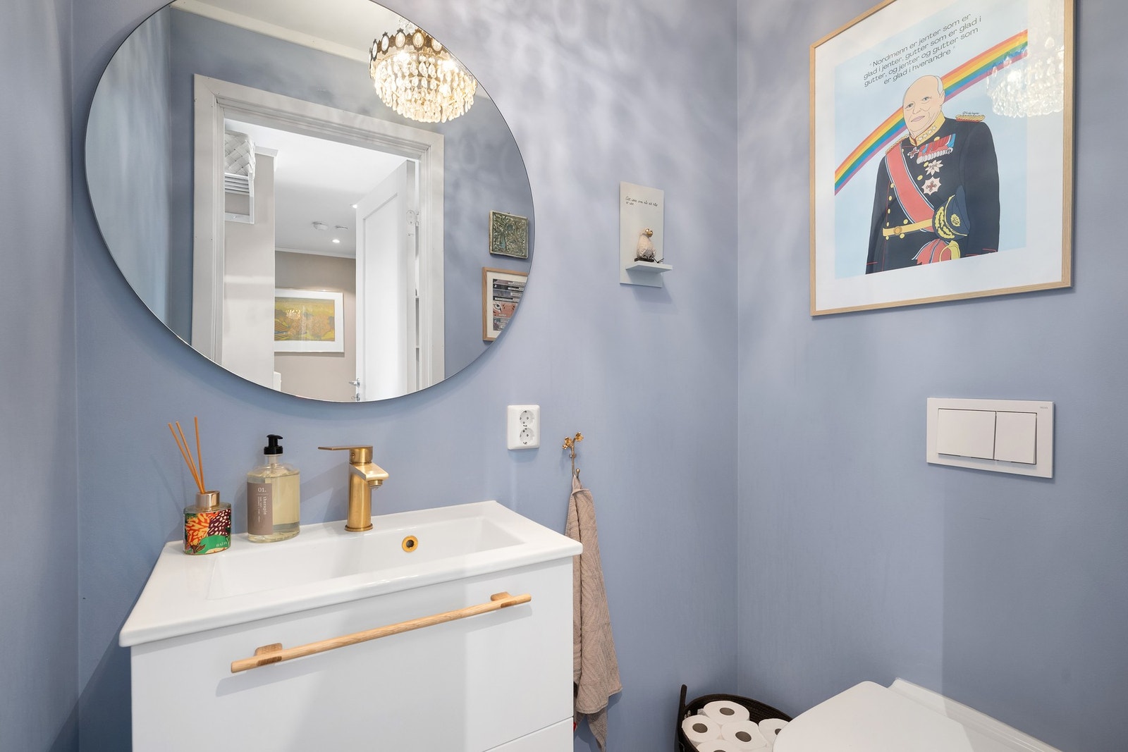Toalettrommet i 1. etasje er praktisk plassert ved entréen og fremstår med moderne uttrykk, servant med underskap, speil og gulvstående toalett. Galleribilde