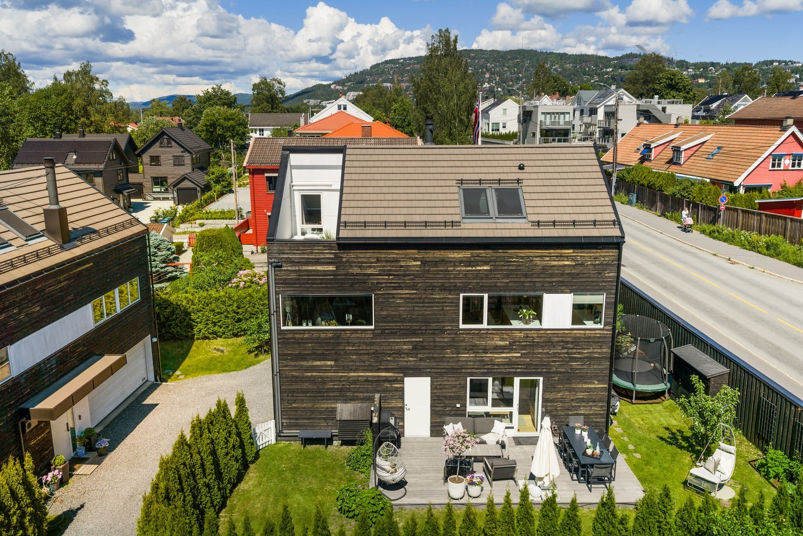 Skjermet hage, gode uteplasser og kort vei til både Røa, grøntområder og praktiske hverdagstilbud. Galleribilde