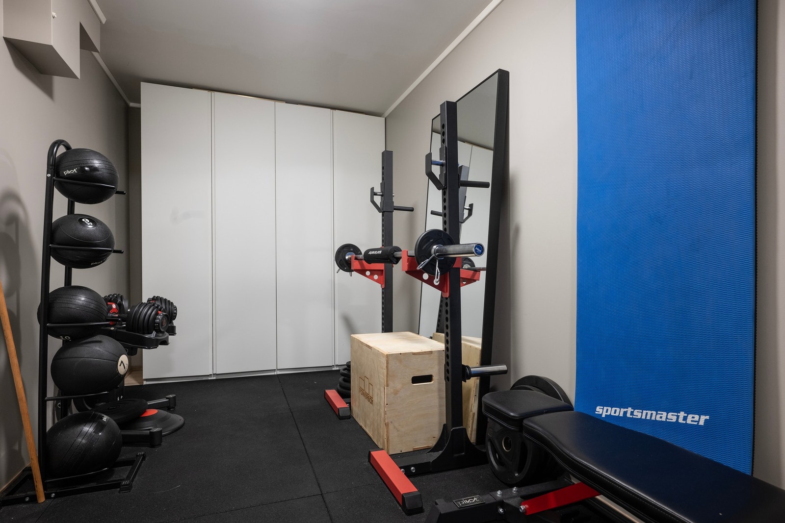 Underetasjen har et fleksibelt rom som i dag benyttes som trimrom, men som også kan tilpasses andre behov for trening, hobby eller oppbevaring. Galleribilde