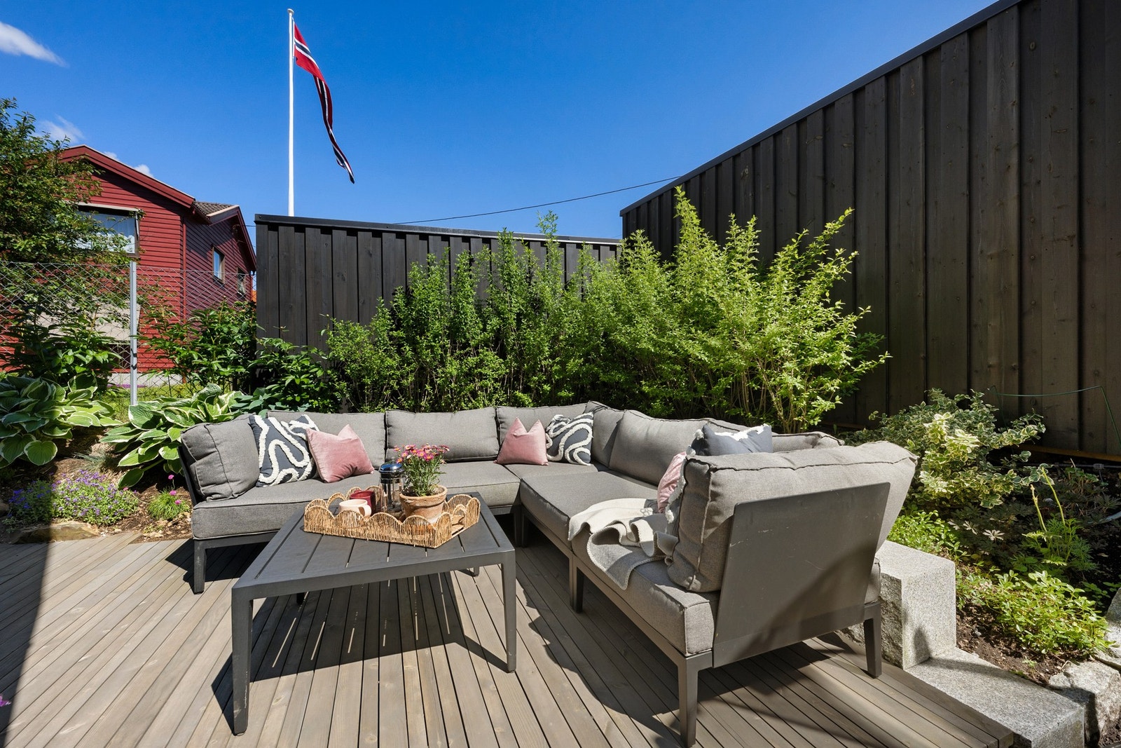 Også på forsiden av boligen er det en skjermet uteplass, noe som gjør det enkelt å følge solen rundt huset gjennom dagen. Galleribilde