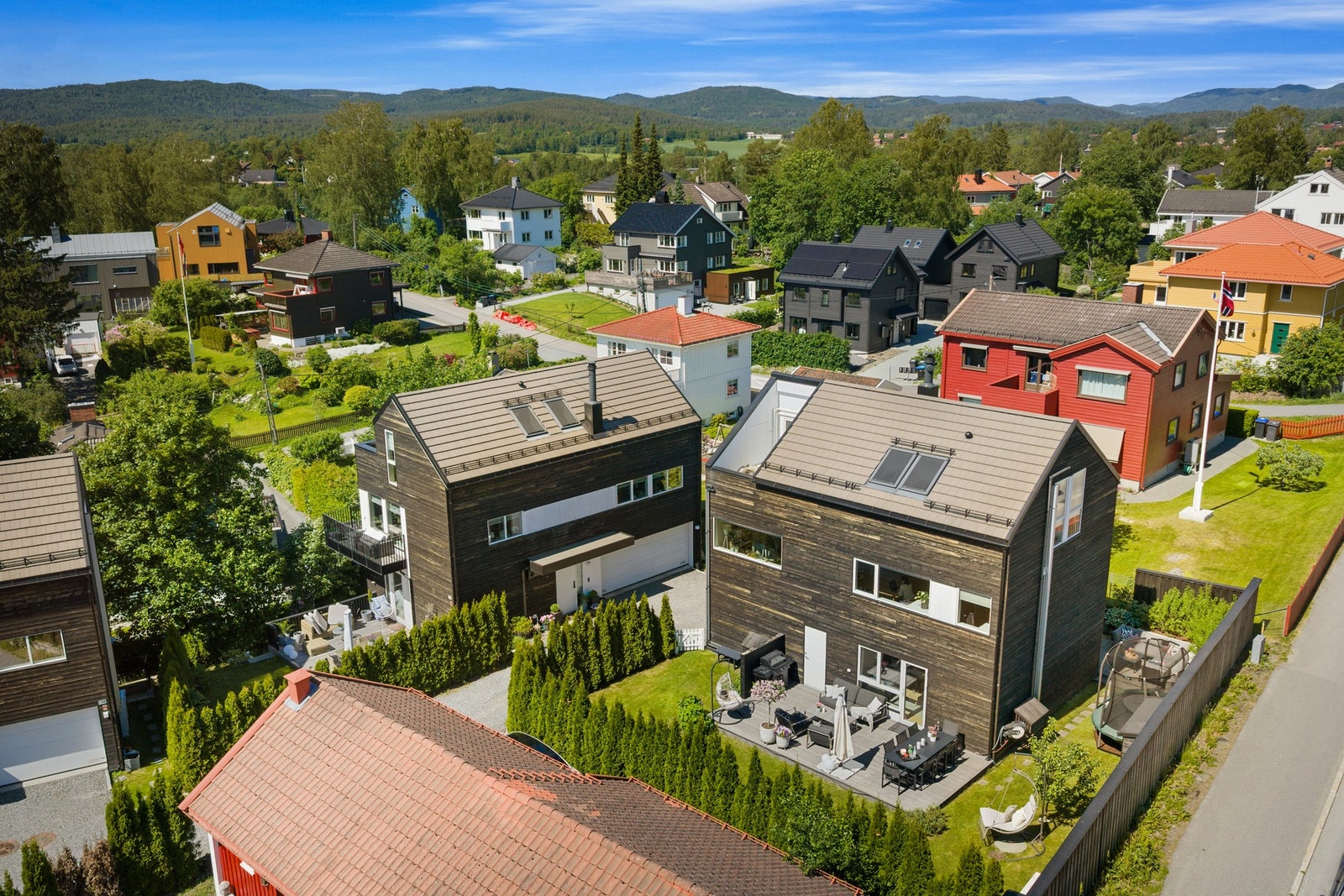 Boligen har en attraktiv og barnevennlig beliggenhet på Røa, med kort vei til skoler, barnehager, dagligvare, T-bane, Røa sentrum og flotte tur- og rekreasjonsområder. Galleribilde