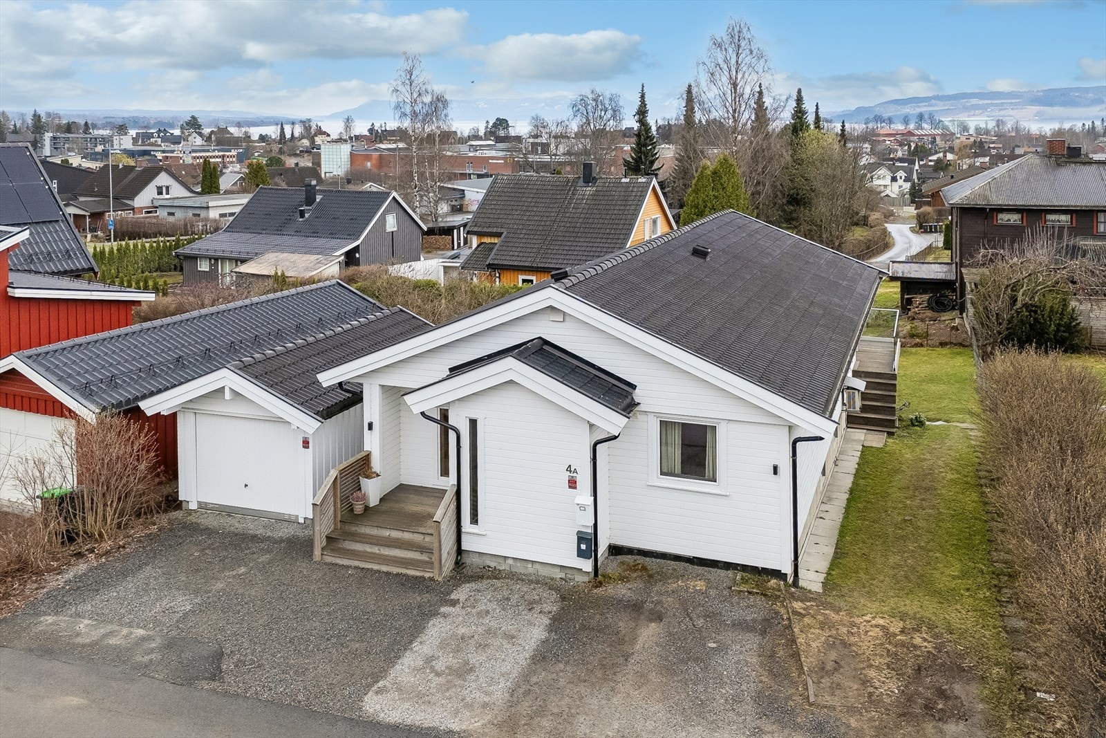 Eiendommen ligger i et etablert boligområde på Hamar med kort vei til skoler, idrettsanlegg, Storhamarsenteret, Maxi kjøpesenter, buss m.m. Galleribilde