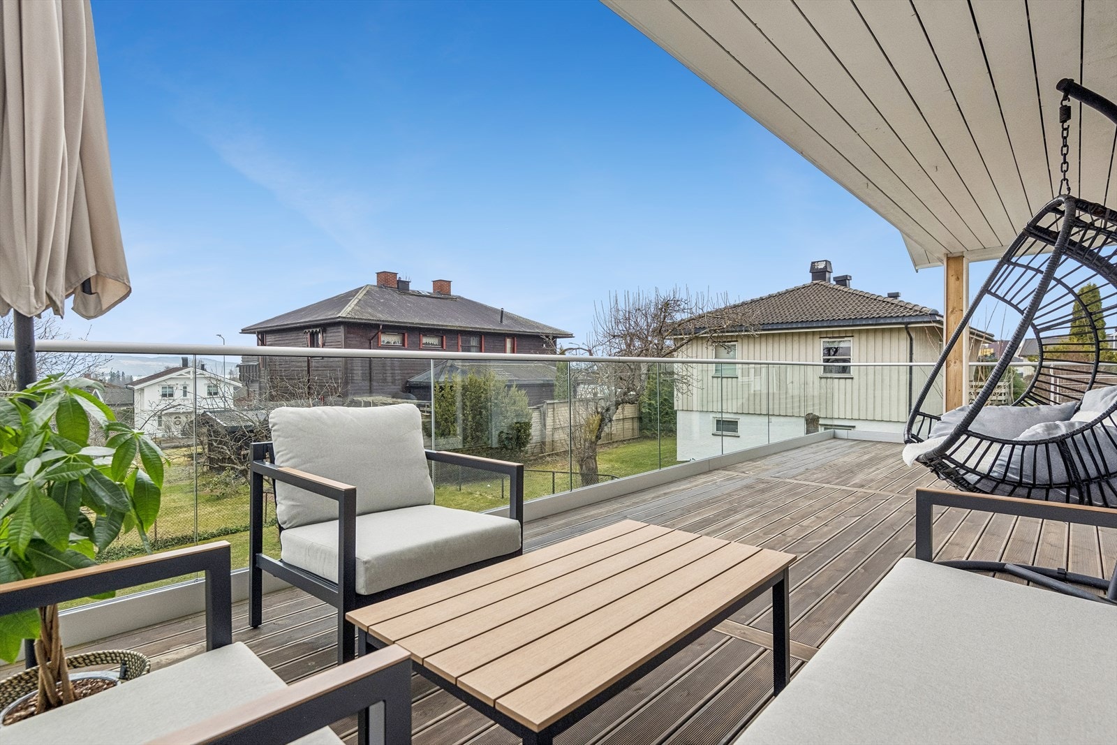 Ny terrasse på 27 m² fra 2023, med rekkverk i glass og metall. Et flott uterom med god plass til sittegruppe. Galleribilde