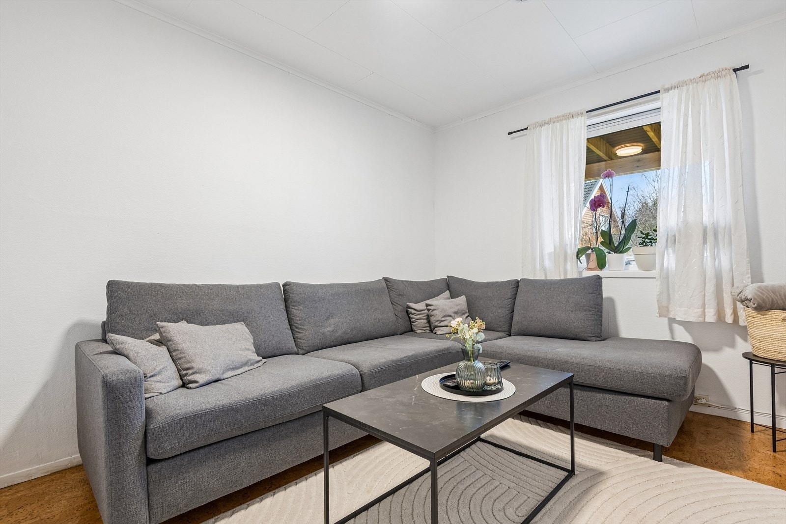 Innredet stue i sokkeletasjen med plass til sofagruppe. Galleribilde