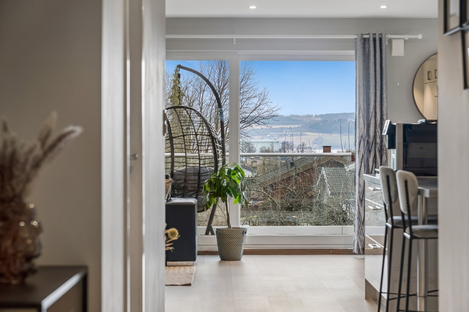 Fra stuen er det utgang til terrasse med fint utsyn mot Mjøsa og omegn. Galleribilde