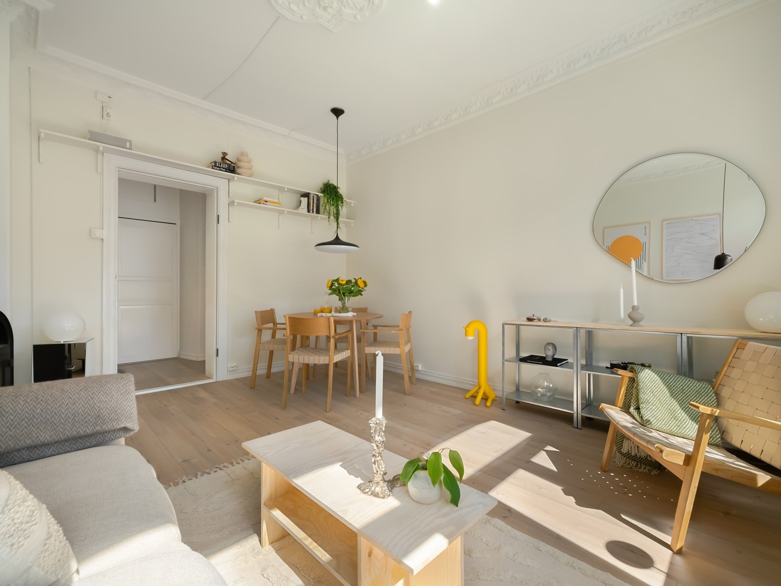 Her får du enda en smakebit på det fine lysinnslippet i stuen. Det er verdt å nevne at vinduene ble skiftet ut i 2020 i regi av borettslaget. Galleribilde