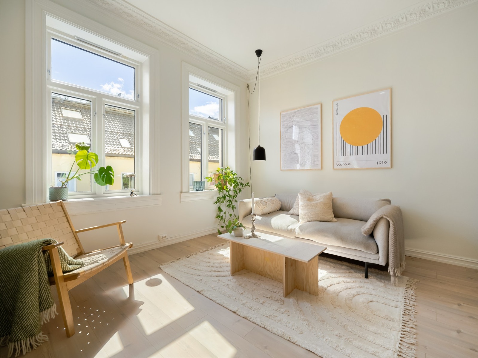 Stuen er meget romslig og har massevis av plass til å innrede med større sofagruppe, salongbord og TV-benk. Galleribilde