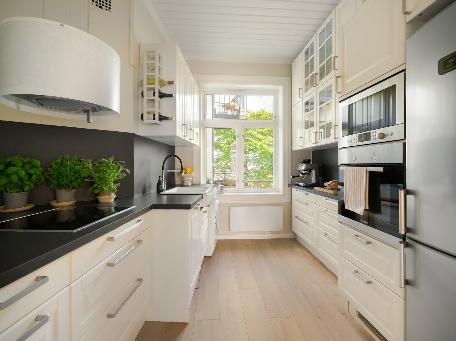 Nå er vi inne på det separate og innholdsrike kjøkkenet. Galleribilde